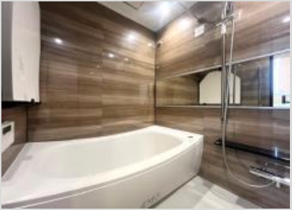 VL分类=bath, confidence=0.95, search=True, size=422x304, 浴室内部清晰可见浴缸和淋浴设施