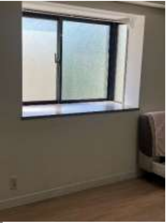 VL分类=bedroom, confidence=0.95, search=True, size=559x744, 房间内部，疑似卧室