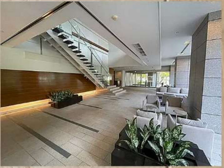 VL分类=living, confidence=0.95, search=True, size=716x538, 客厅内部空间，有楼梯、沙发和植物