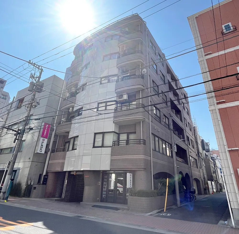 建物の外観が主要な被写体で、道路や周辺環境を含む街並みが写っている