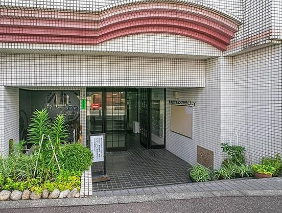 建物の玄関部分を主体に撮影した画像