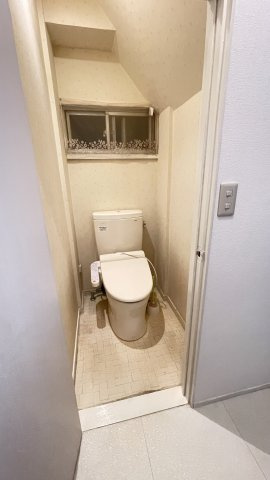 便器が主体のトイレの室内写真