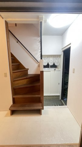 玄関ホールと階段が主体の室内写真