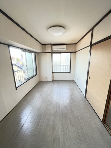 LDK全体を撮影した室内写真