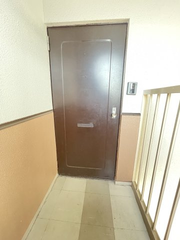 ドアと廊下が主体の入居者専用の玄関エリア