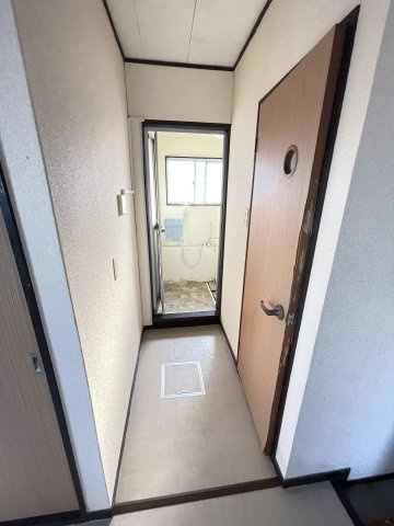 廊下（共用部分）が主体の室内写真