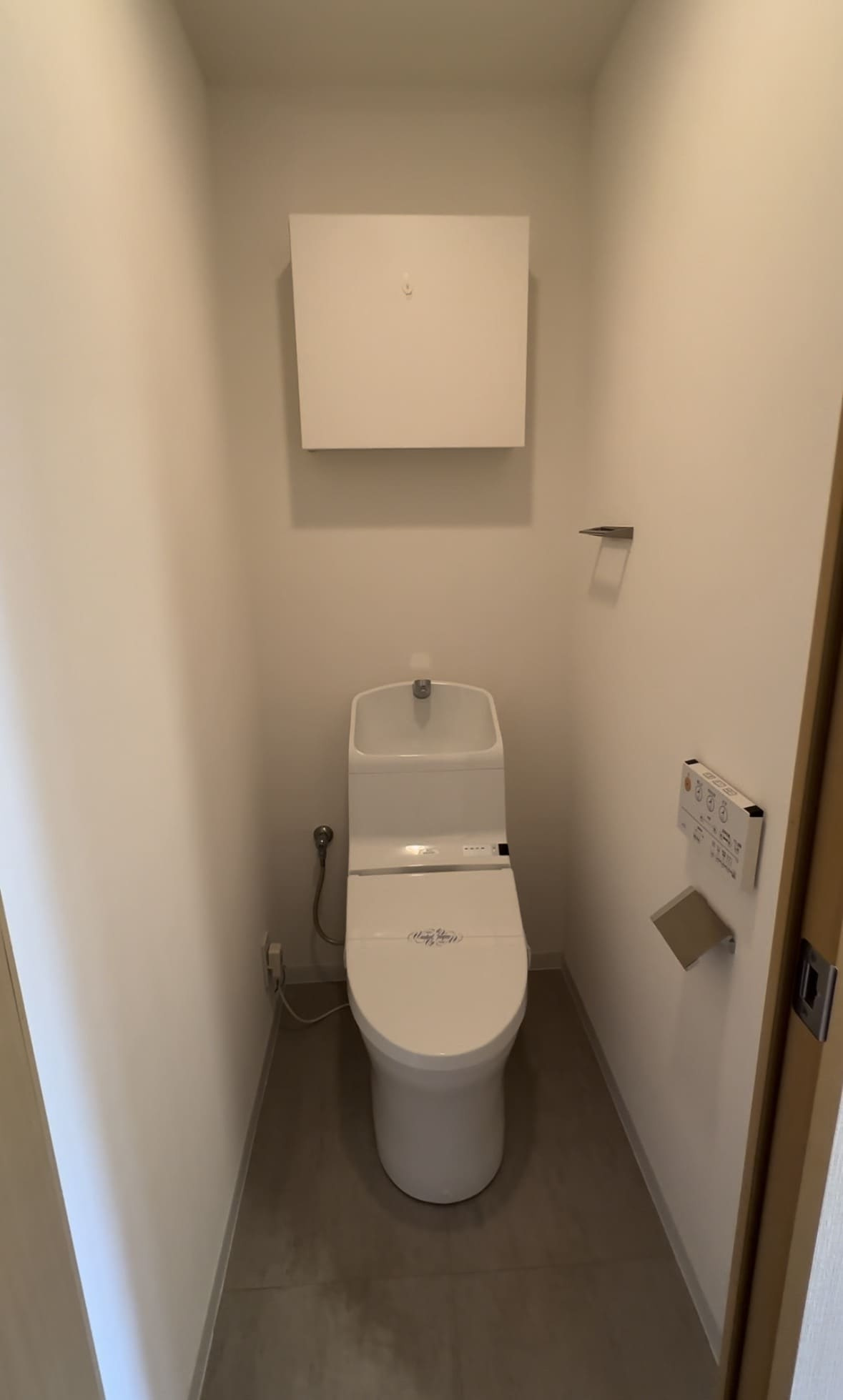 便器が主体のトイレ室内写真
