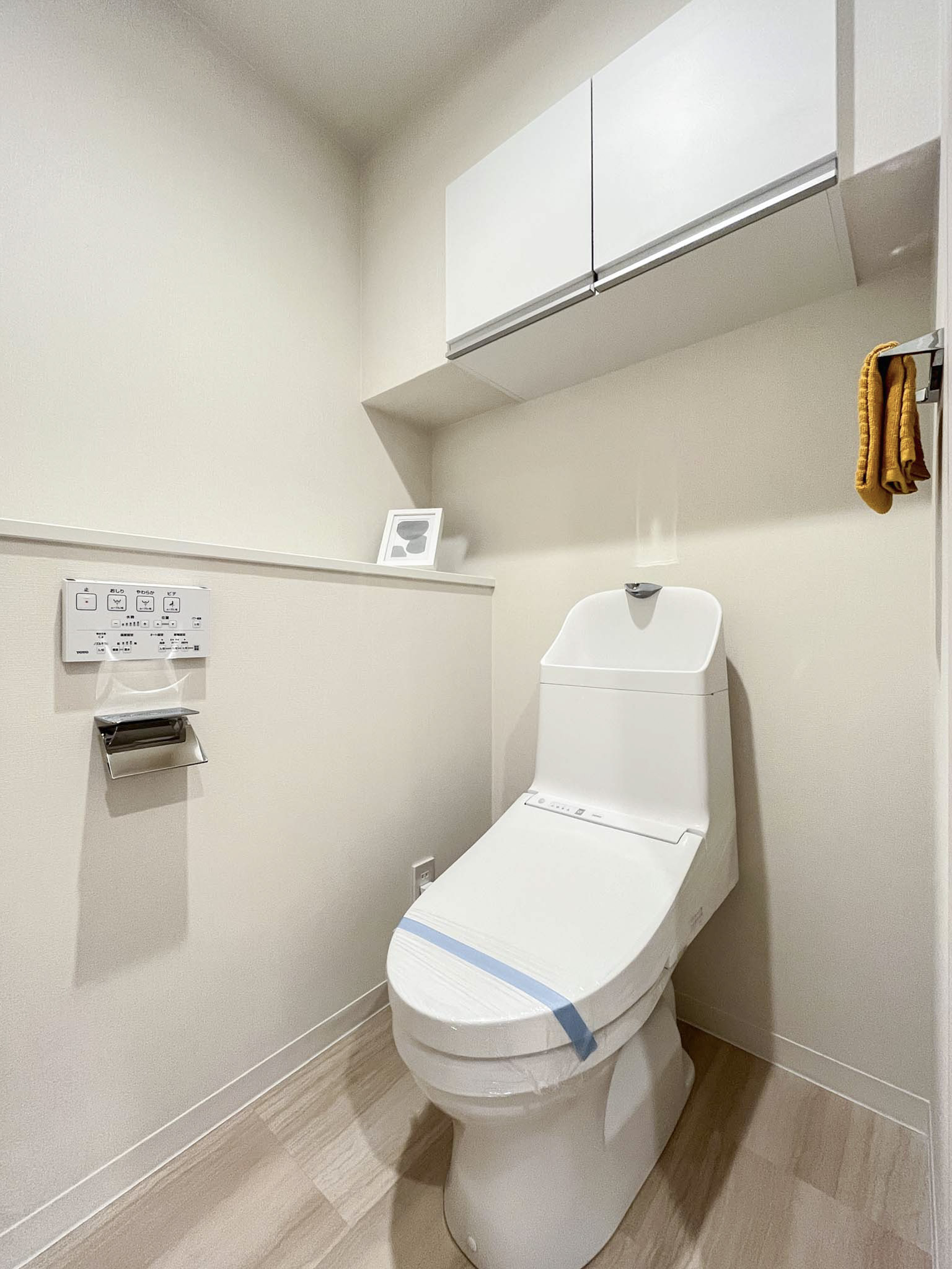 トイレ本体が中心の室内写真
