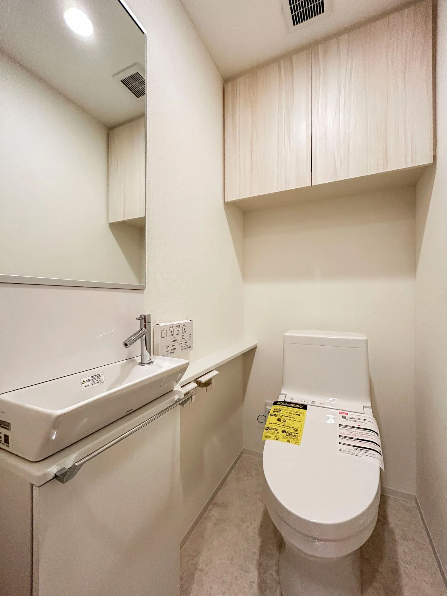 洗面台とトイレが含まれる浴室全体の室内写真