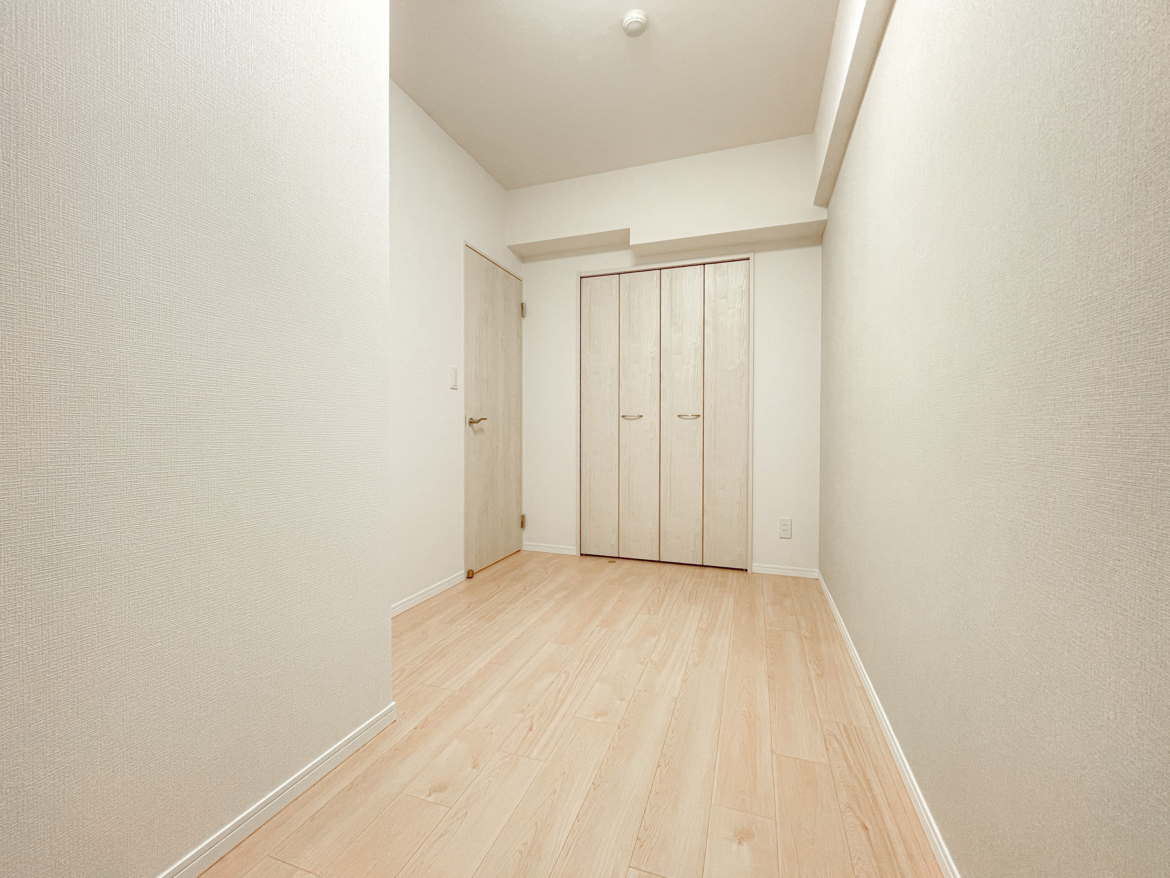 洋室の空き部屋でクローゼットが設置された室内写真