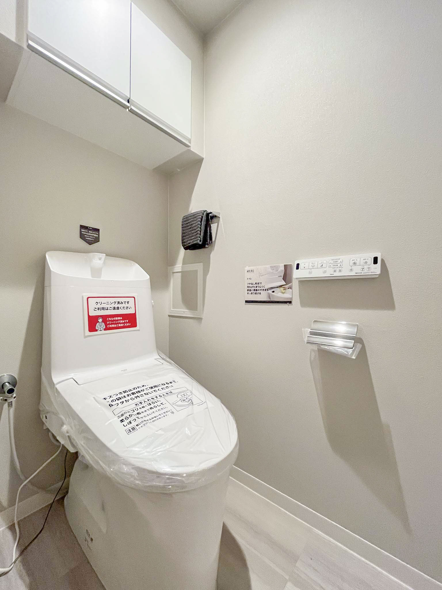 便器が主体のトイレの室内写真