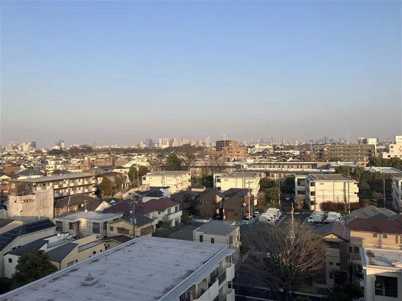 窓やバルコニーからの市街地の眺望を捉えた画像