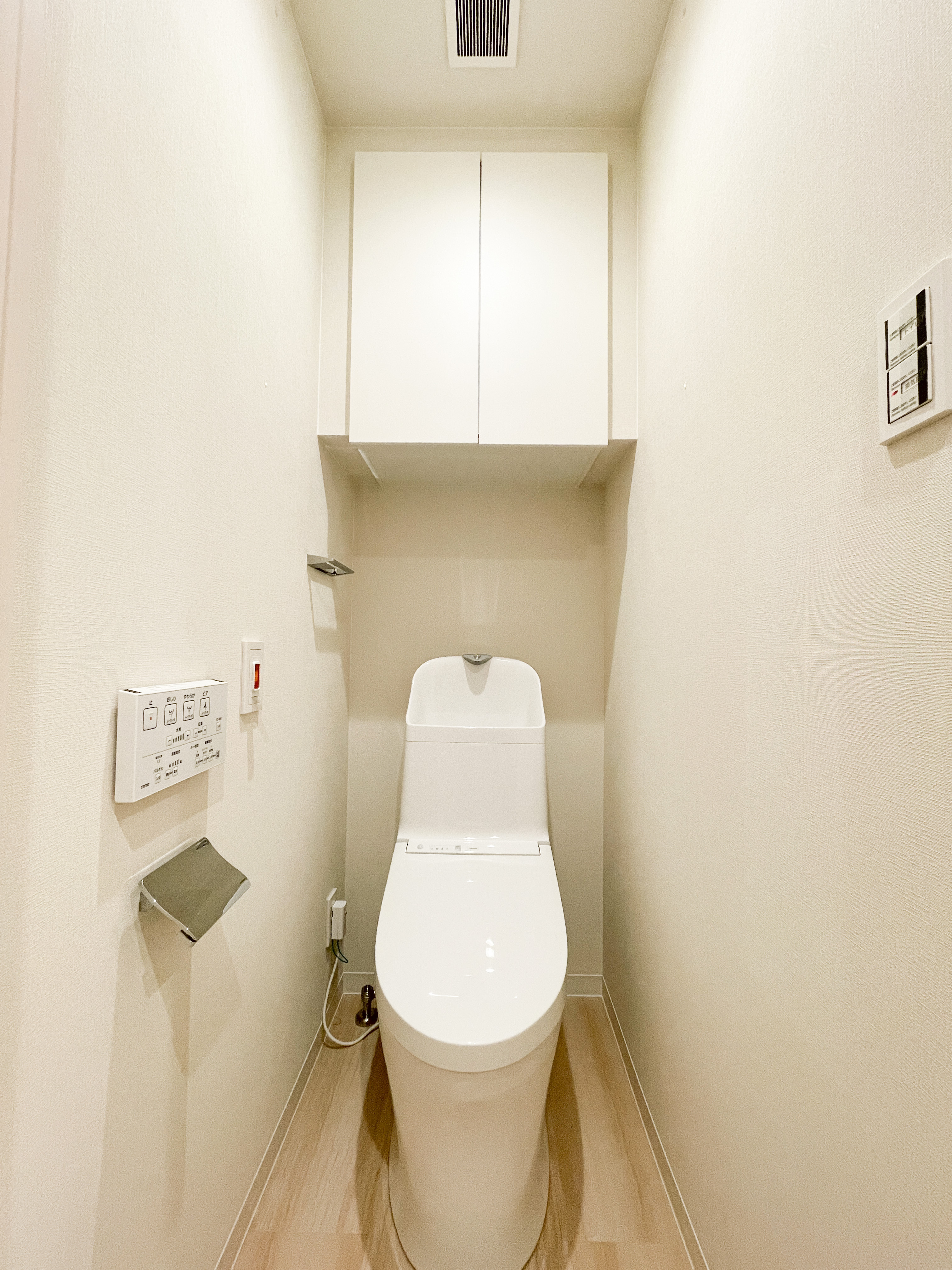 便器を中心に撮影したトイレの室内写真