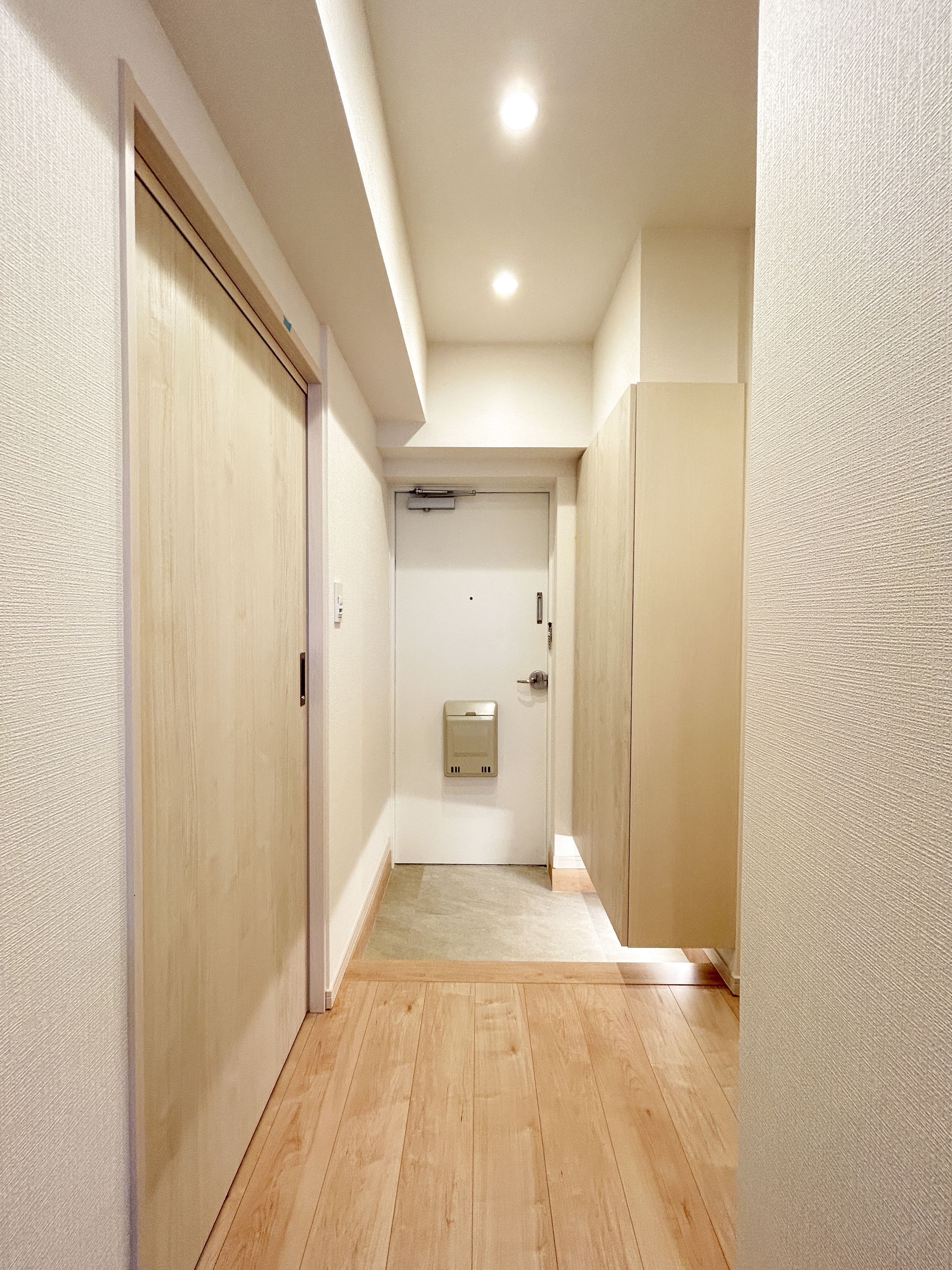 廊下の共用部分を撮影した室内写真