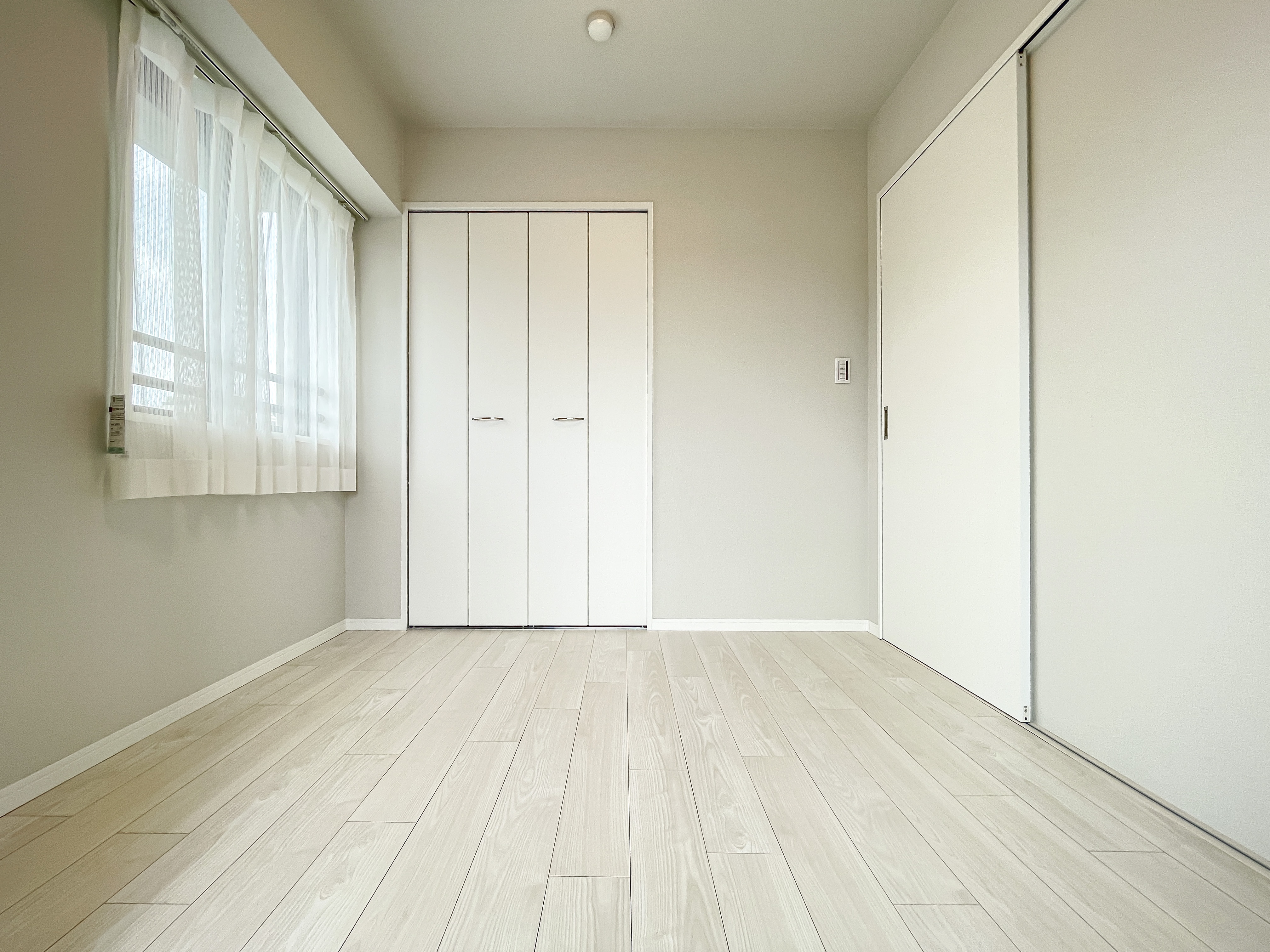 個室の部屋としての室内写真で、クローゼットと窓が配置された洋室