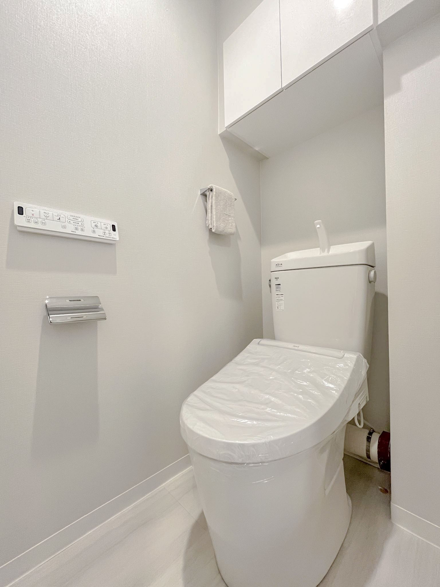 便器が主体のトイレ室内写真