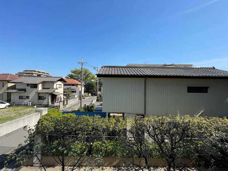 住宅の外観と周辺環境を捉えた撮影