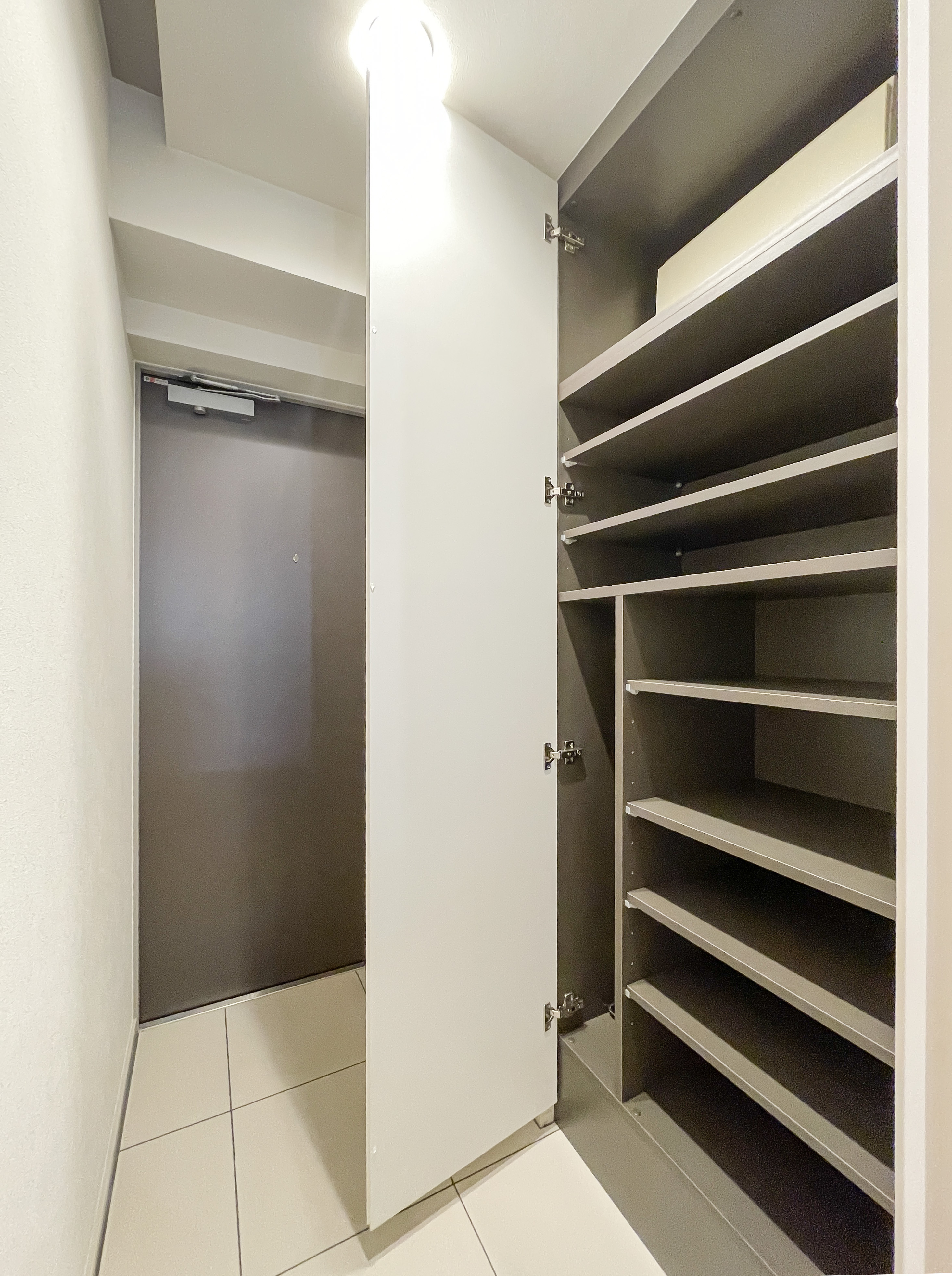 建具付きの納戸やサービスルームの内部を撮影した画像