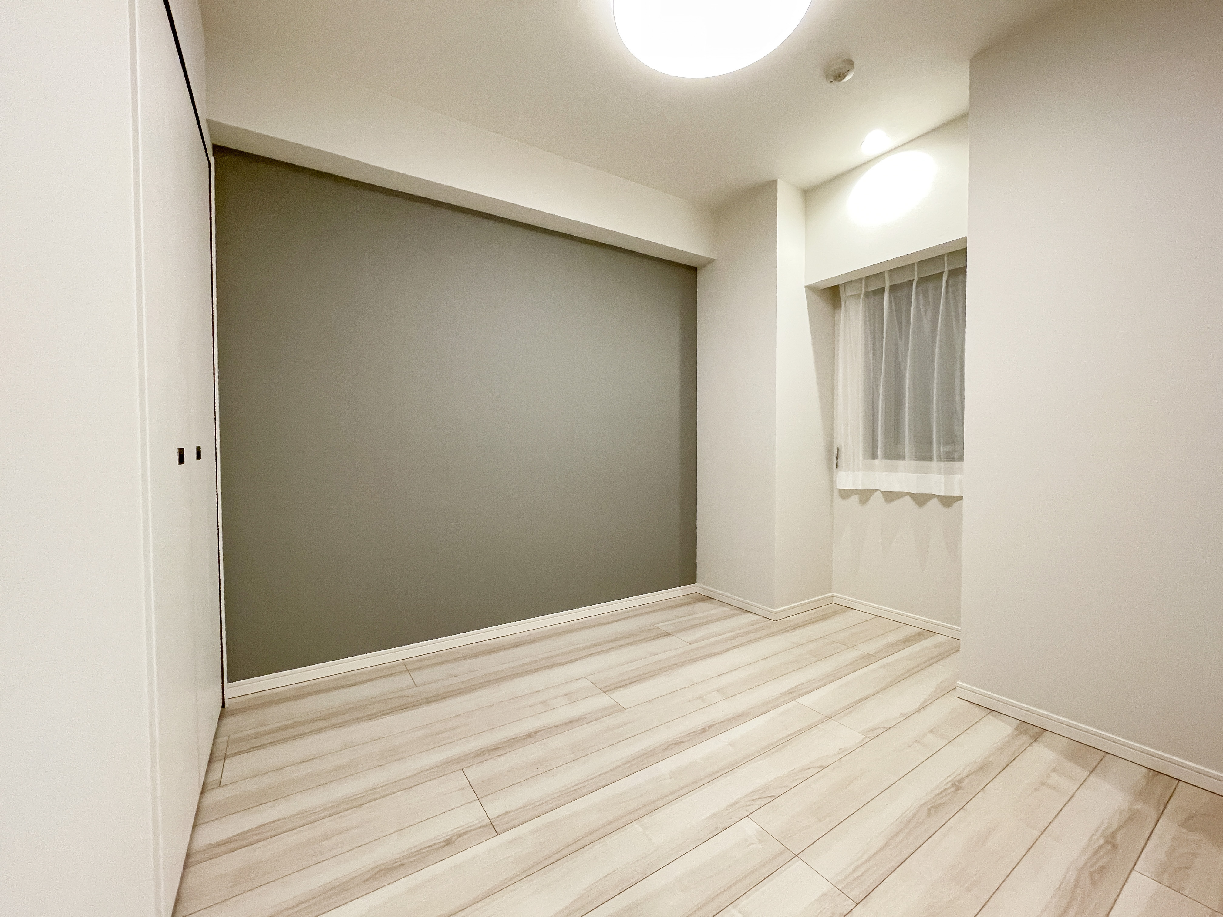 Closet（クローゼット）や窓が配置された個室が主体の室内写真