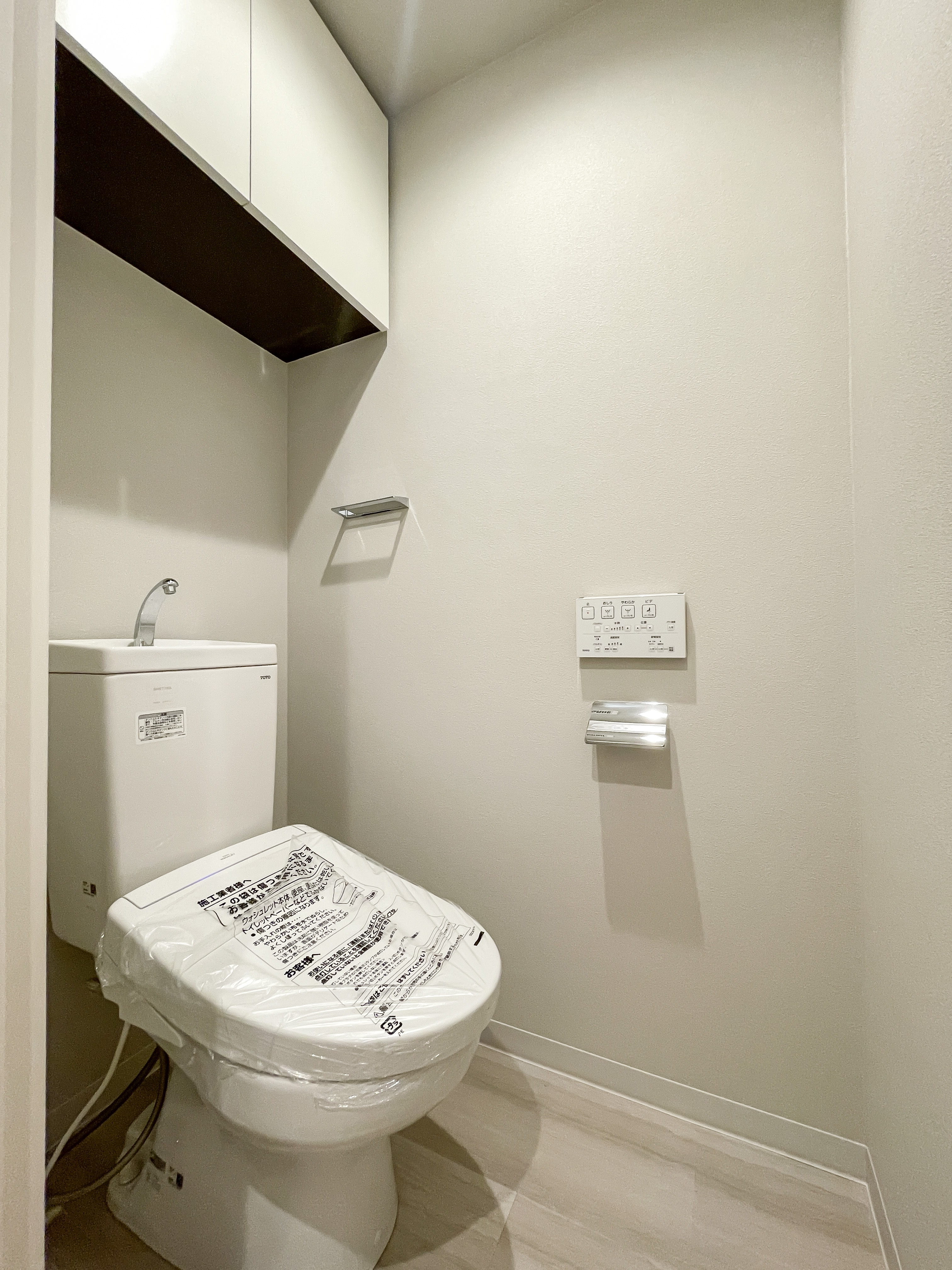 トイレ本体が中心の室内写真
