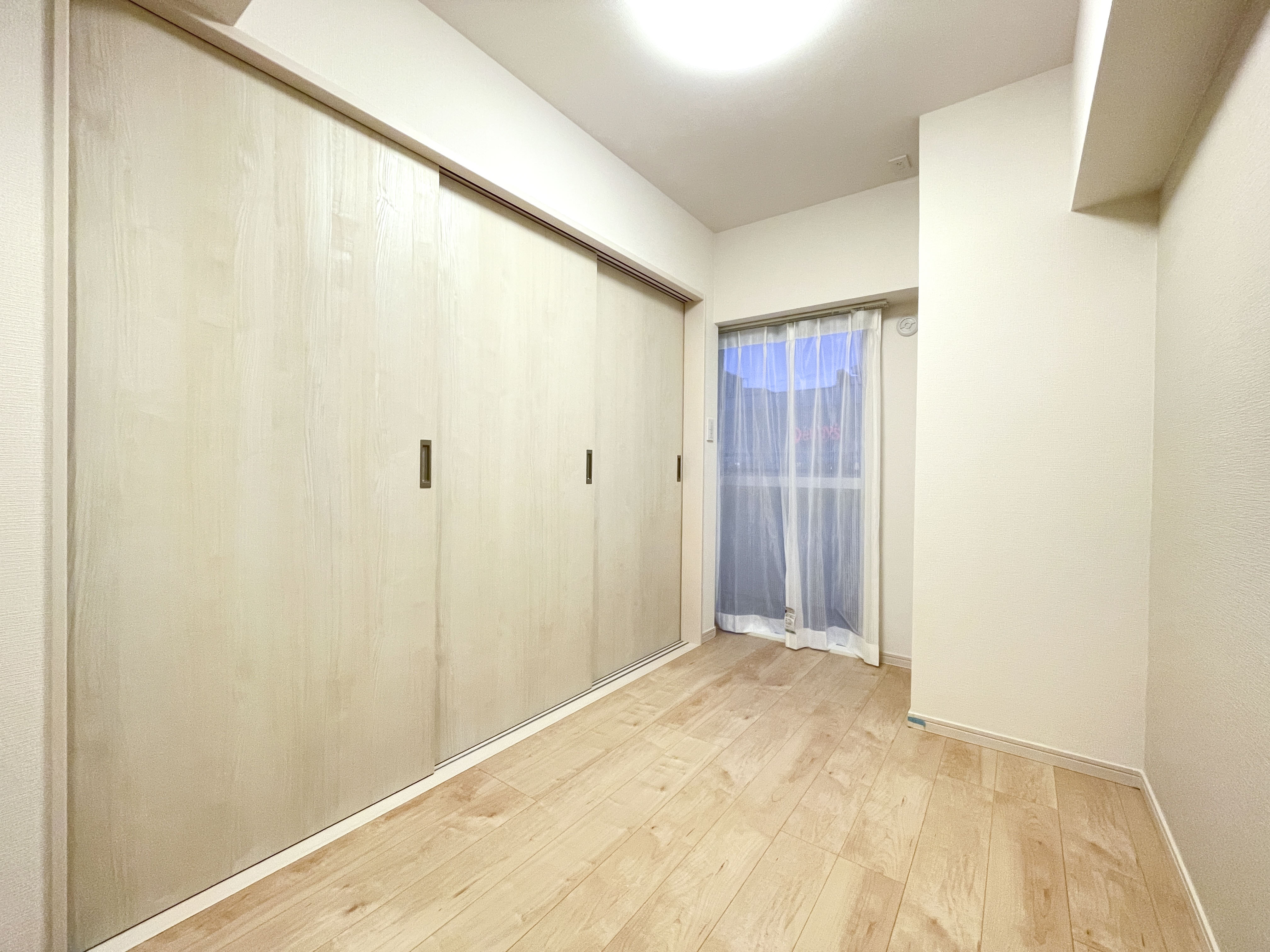 マンション西浅草 201 号室のスライド式クローゼットと窓が備わった個室が主体の室内写真