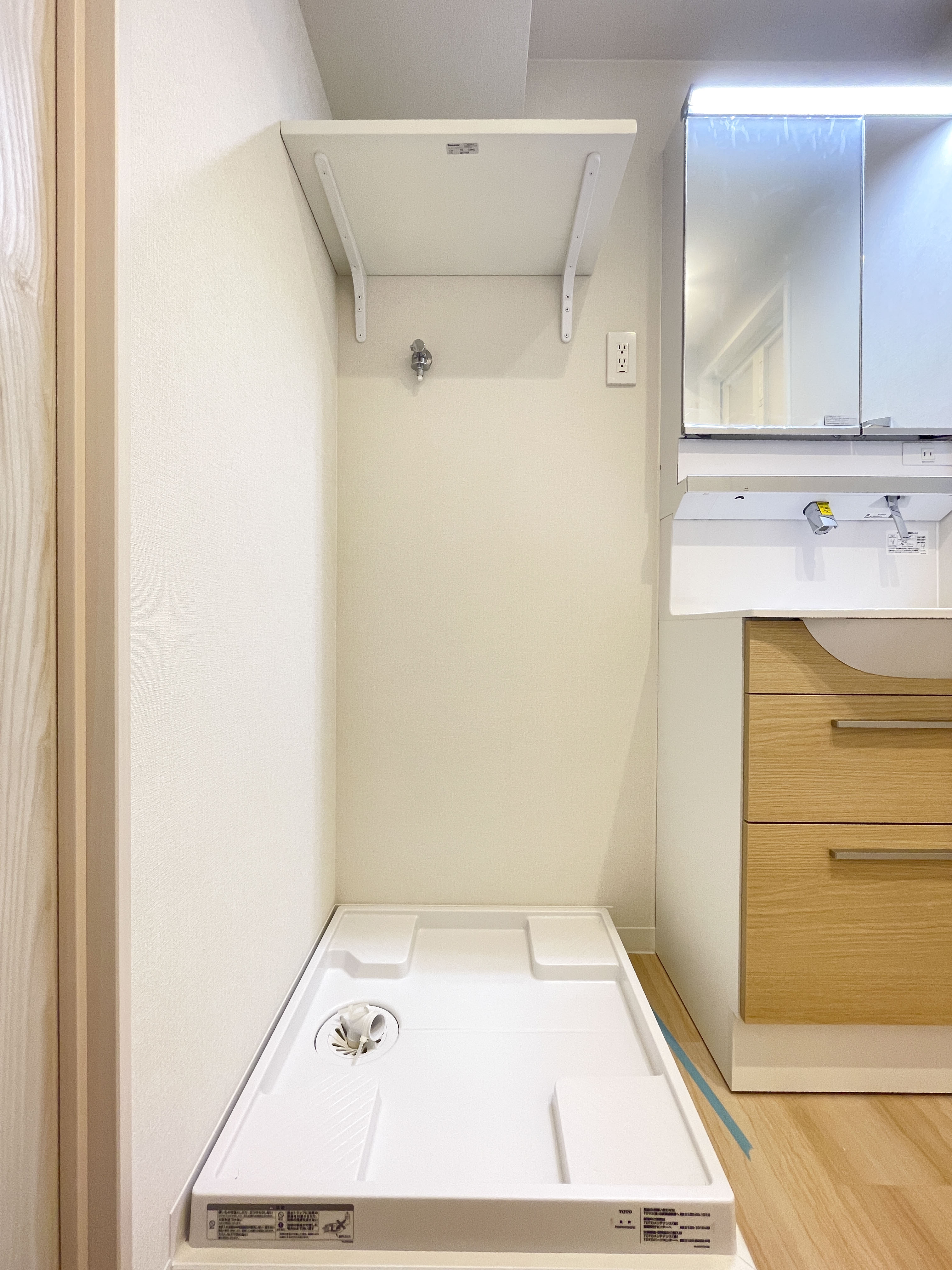 マンション西浅草 201 号室のシャワーと浴槽が主体の浴室内部写真