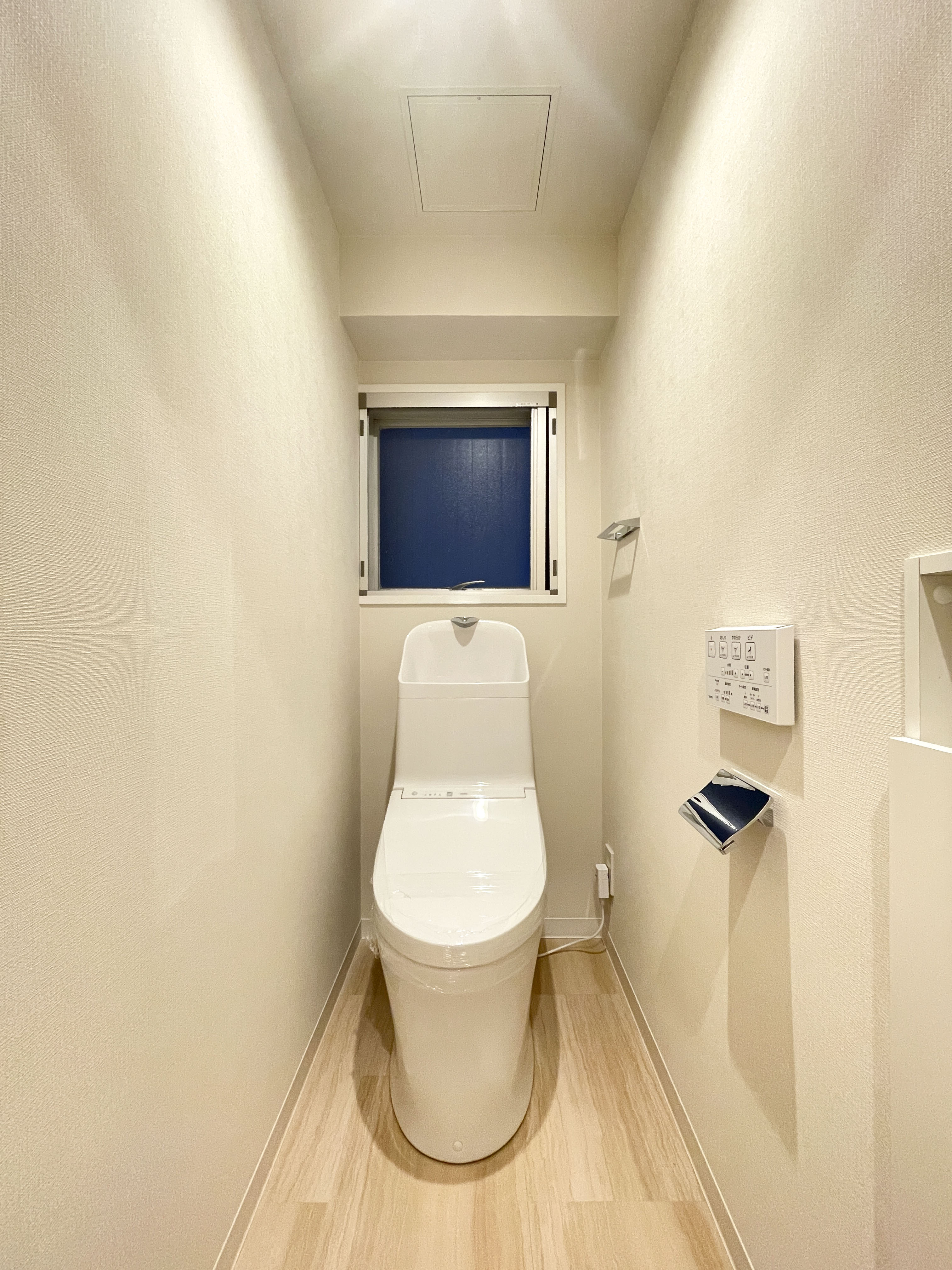 便器を中心としたトイレの室内写真