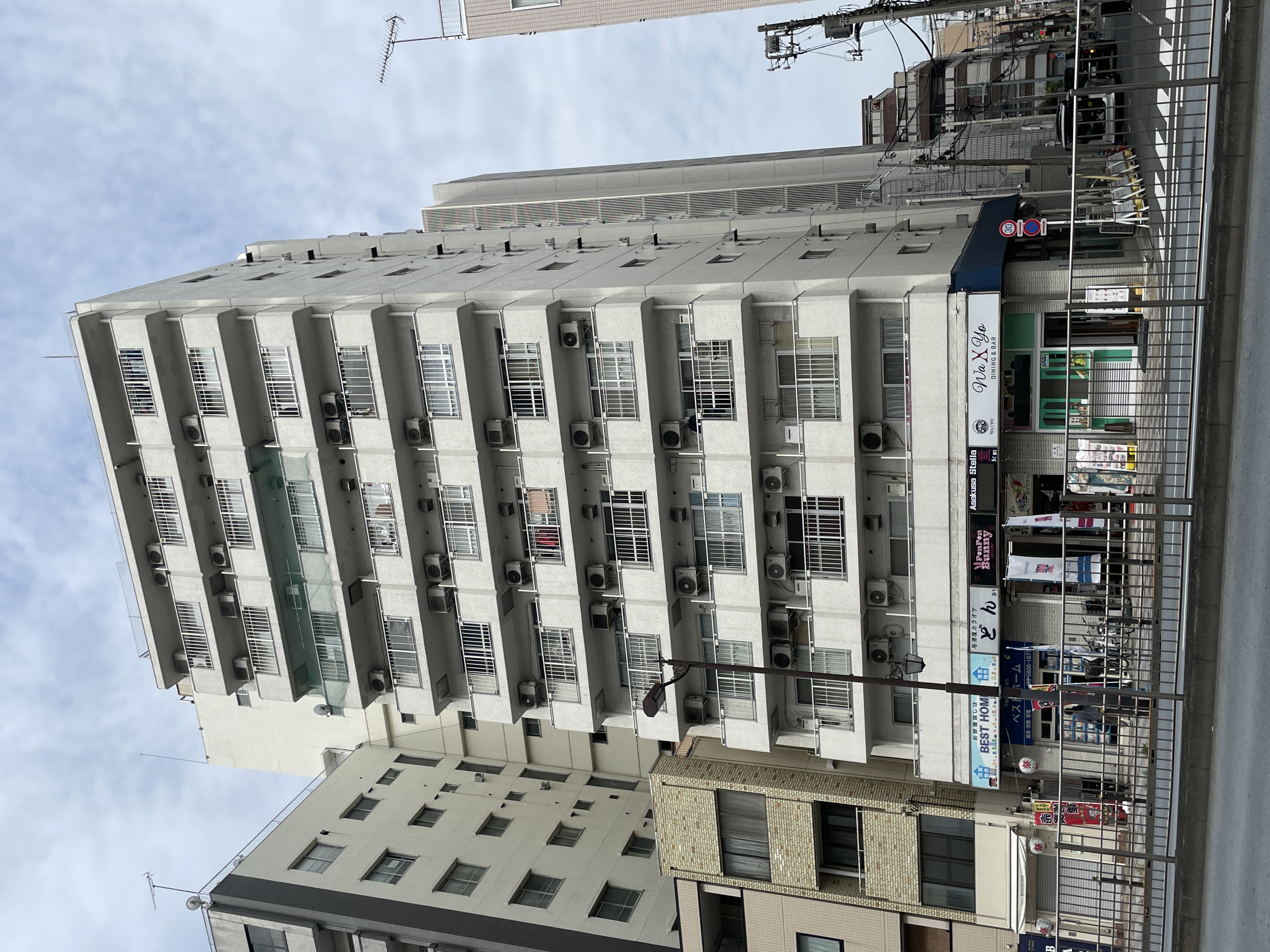 マンション西浅草 201 号室の建物外観全体を撮影した画像