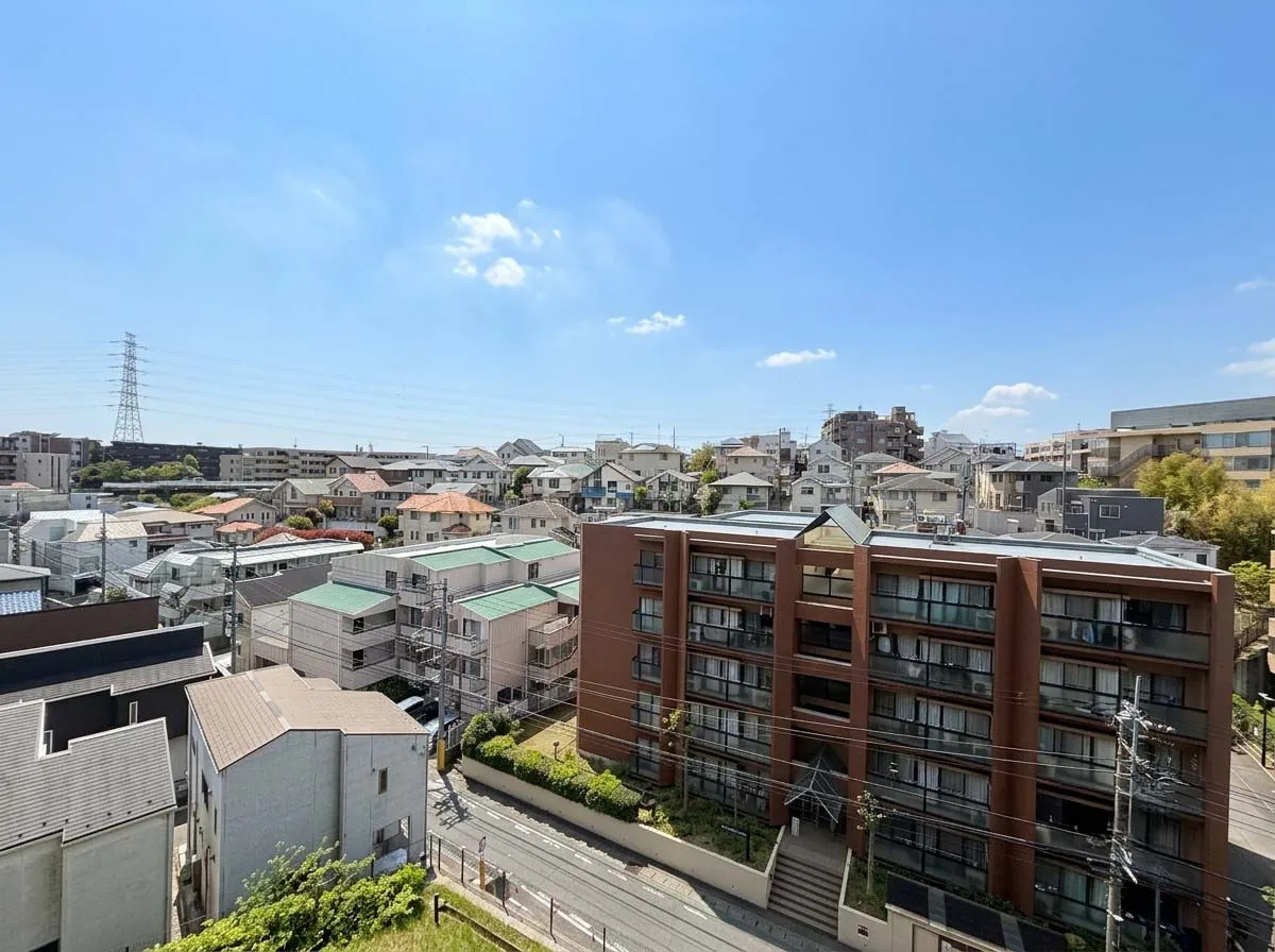 道路や周辺の住宅街を捉えた外観写真