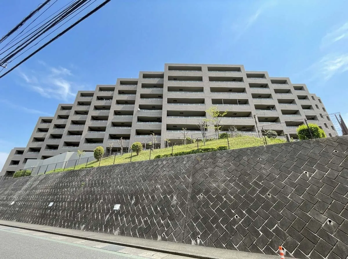 建物の外観全体を捉えた画像