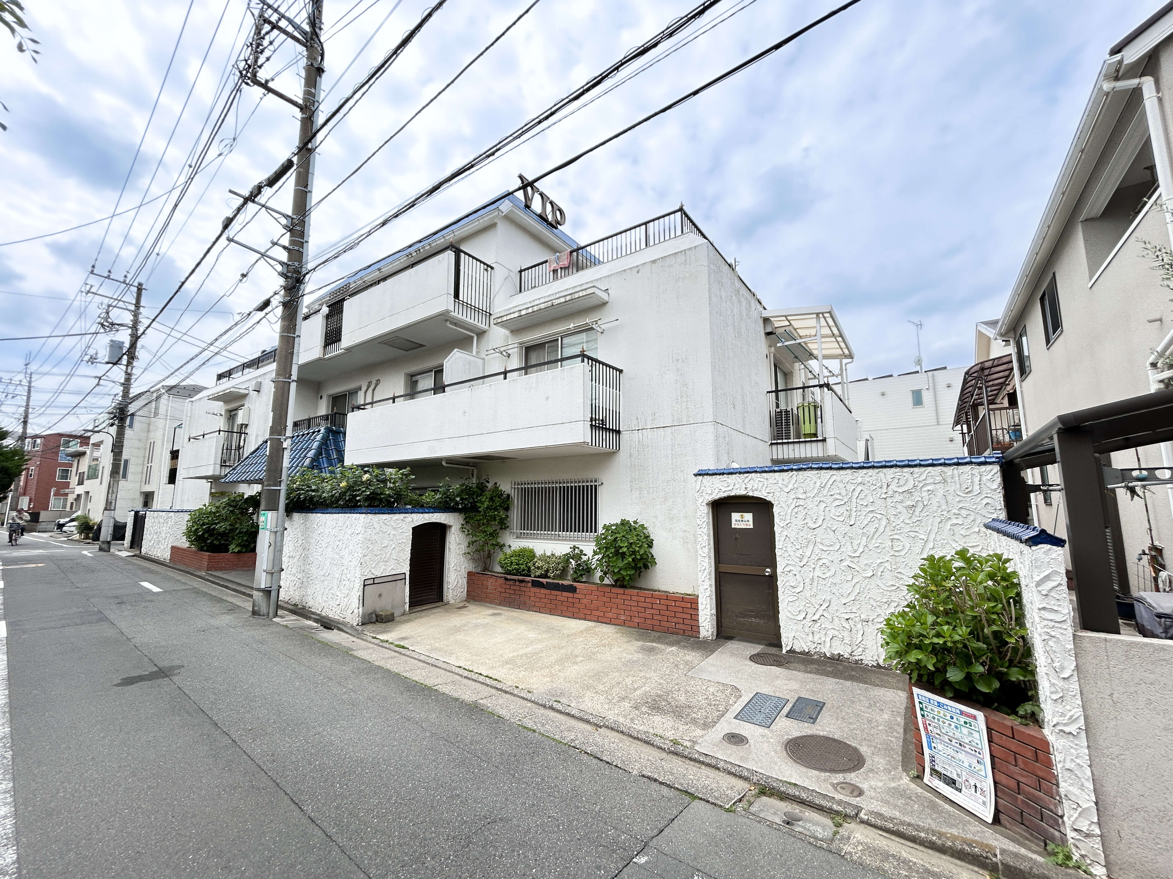 テラスハウスヴィップ東長崎の外観と街路地の風景
