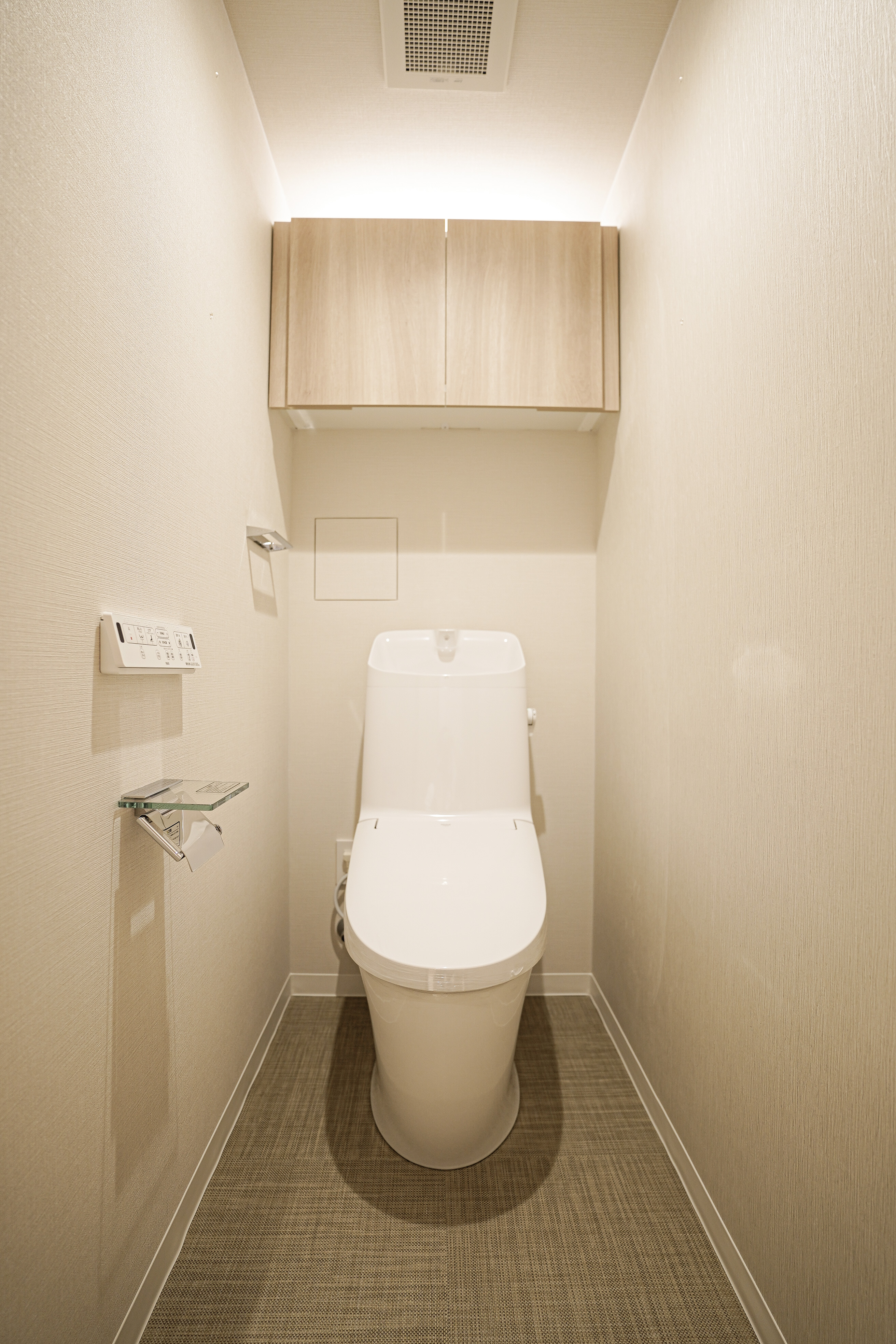 便器が中心のトイレの室内写真