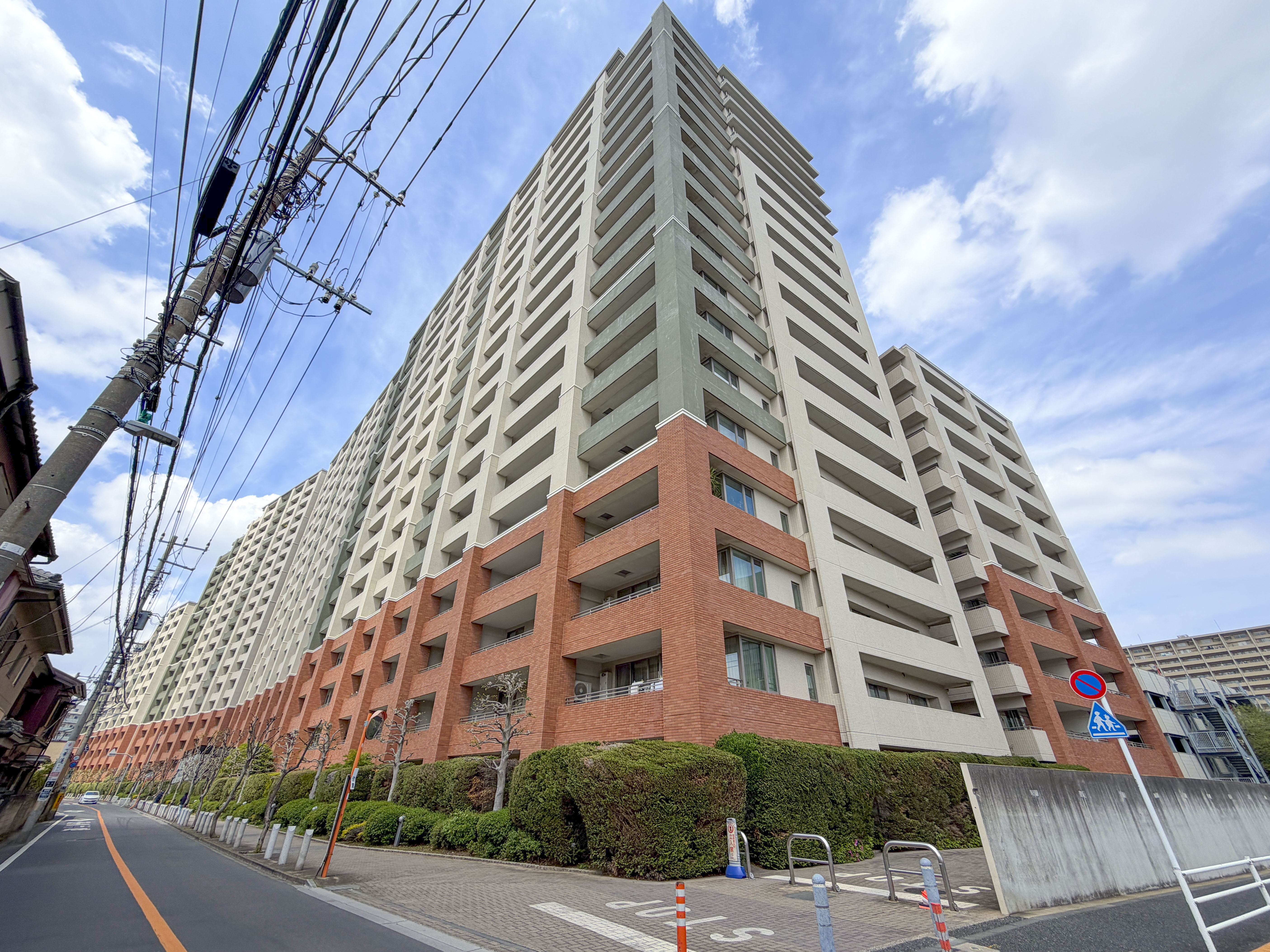 外観:高層マンションの外観を捉えた写真