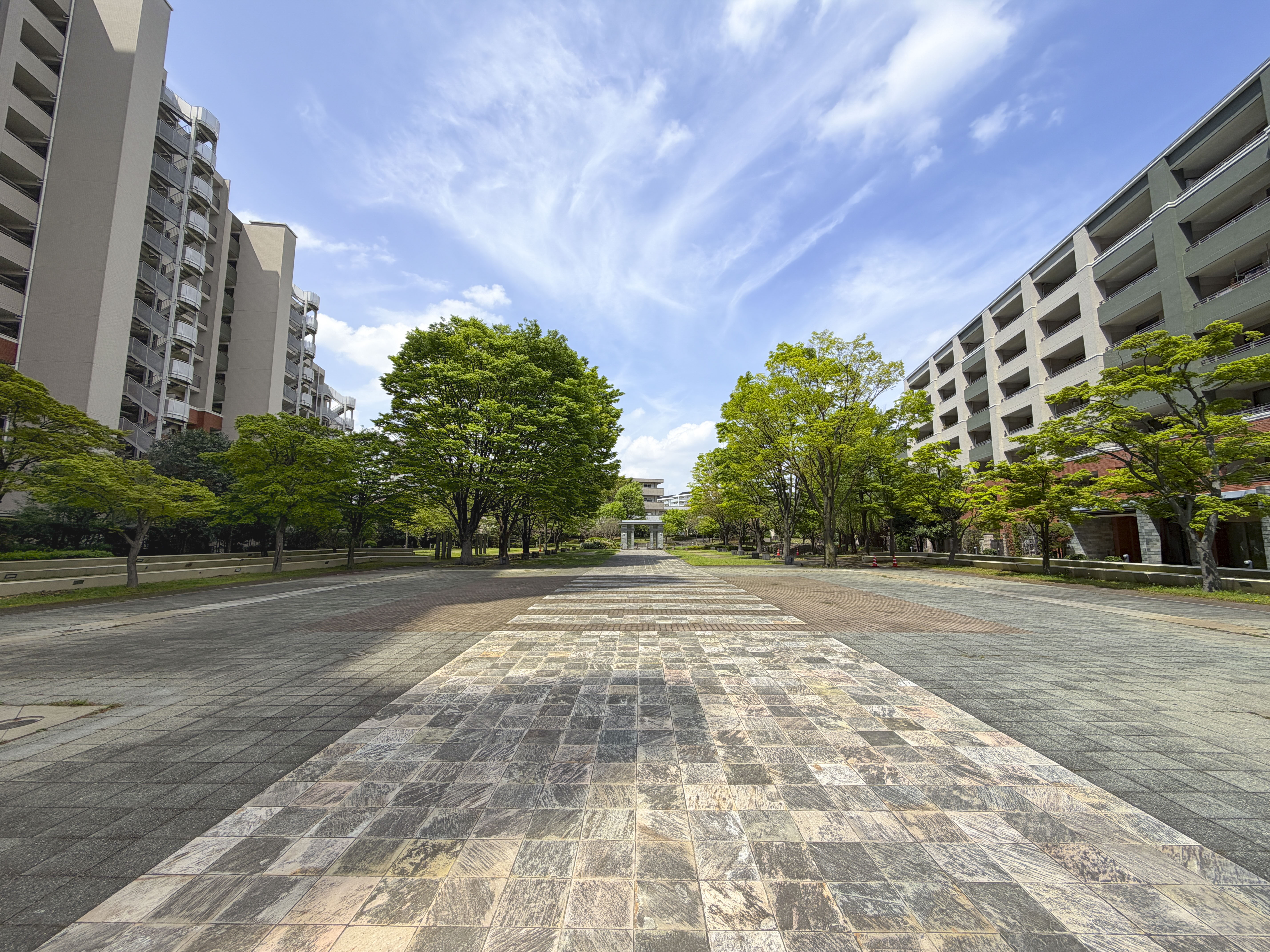 アパート複合施設の外観を捉えた写真
