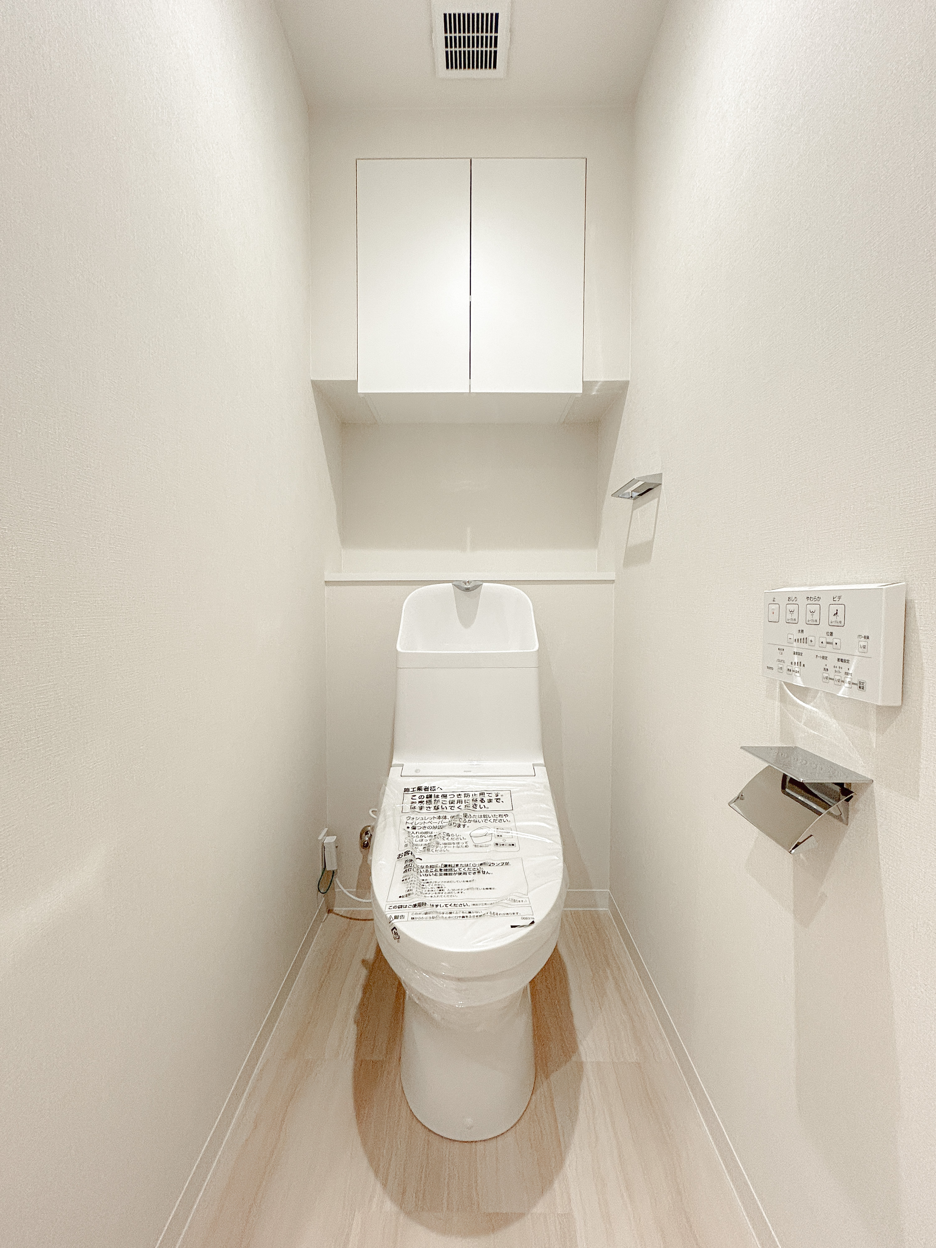 便器が中心のトイレ室内写真