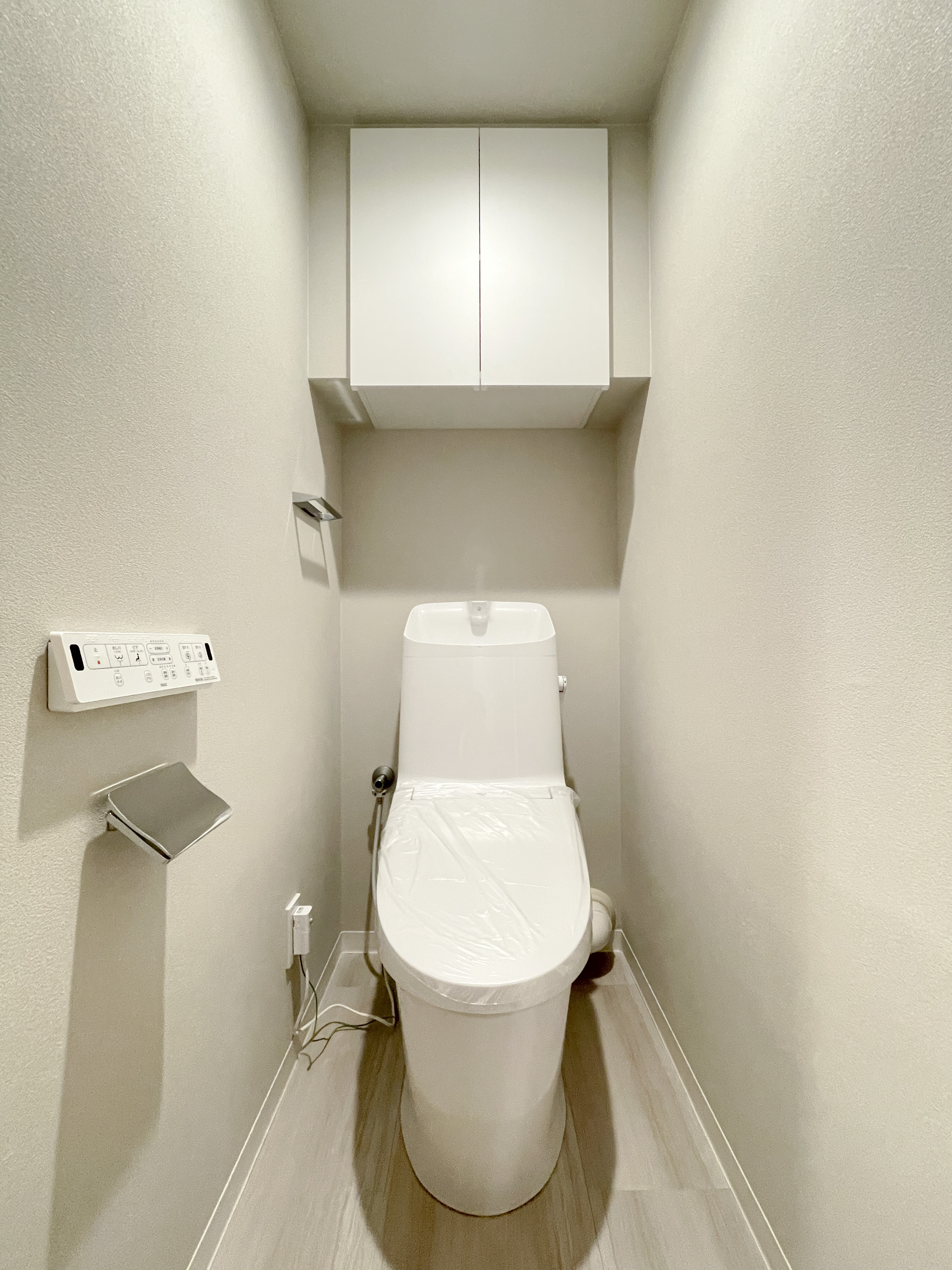 便器を中心としたトイレの室内写真