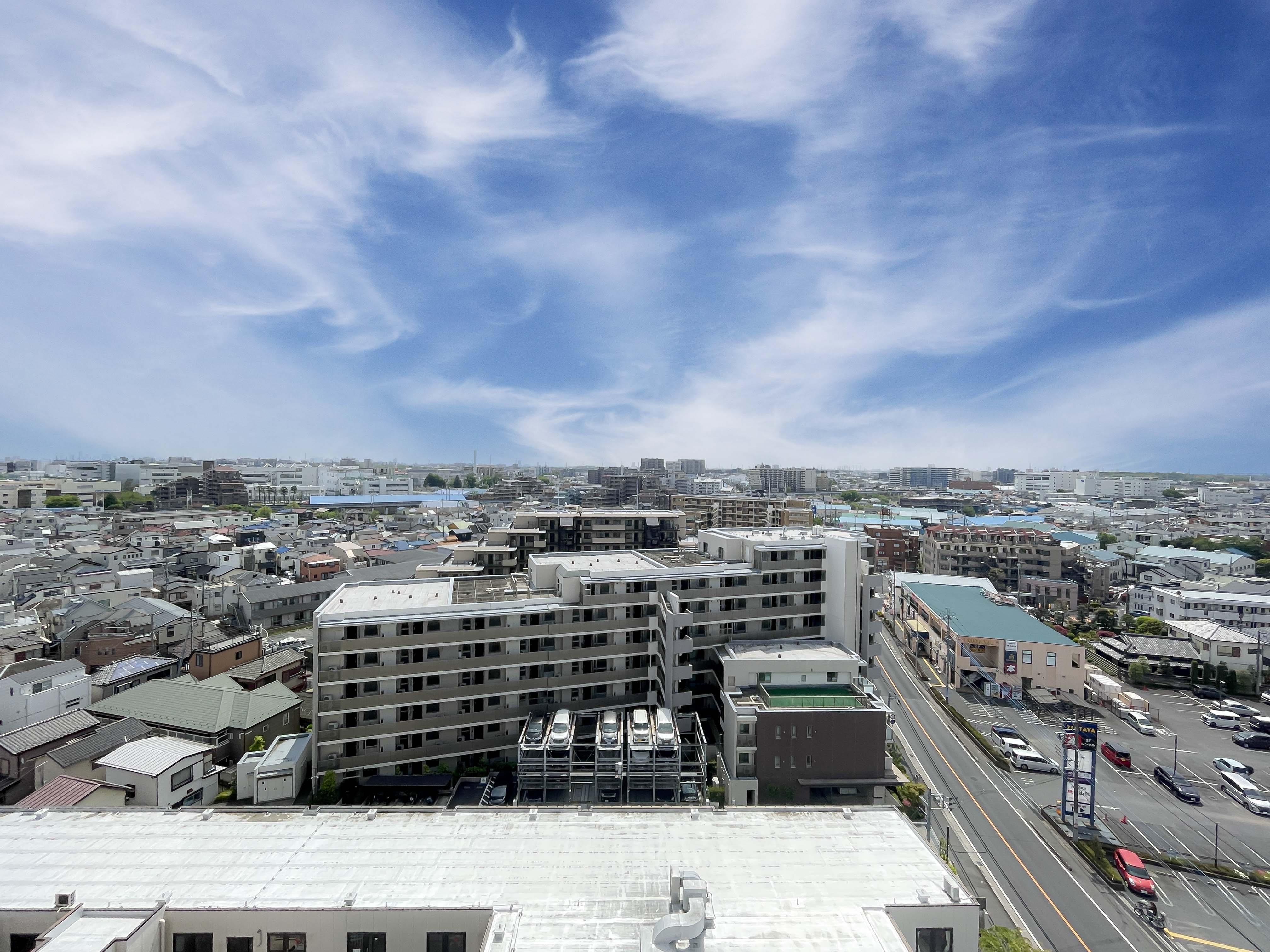 周辺環境:道路や周辺施設を含む都市景観を撮影した画像