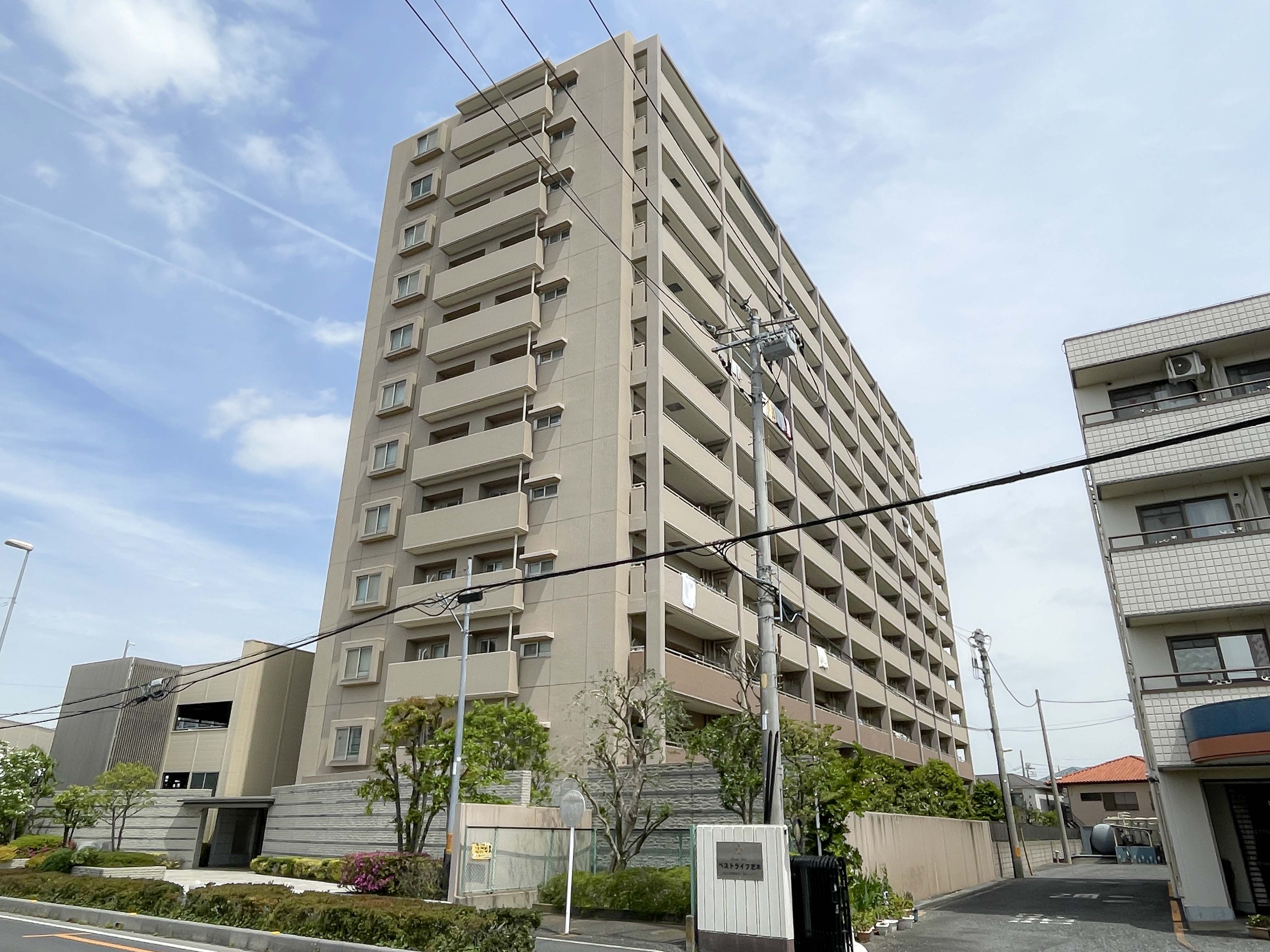 高層マンションの外観を撮影した画像
