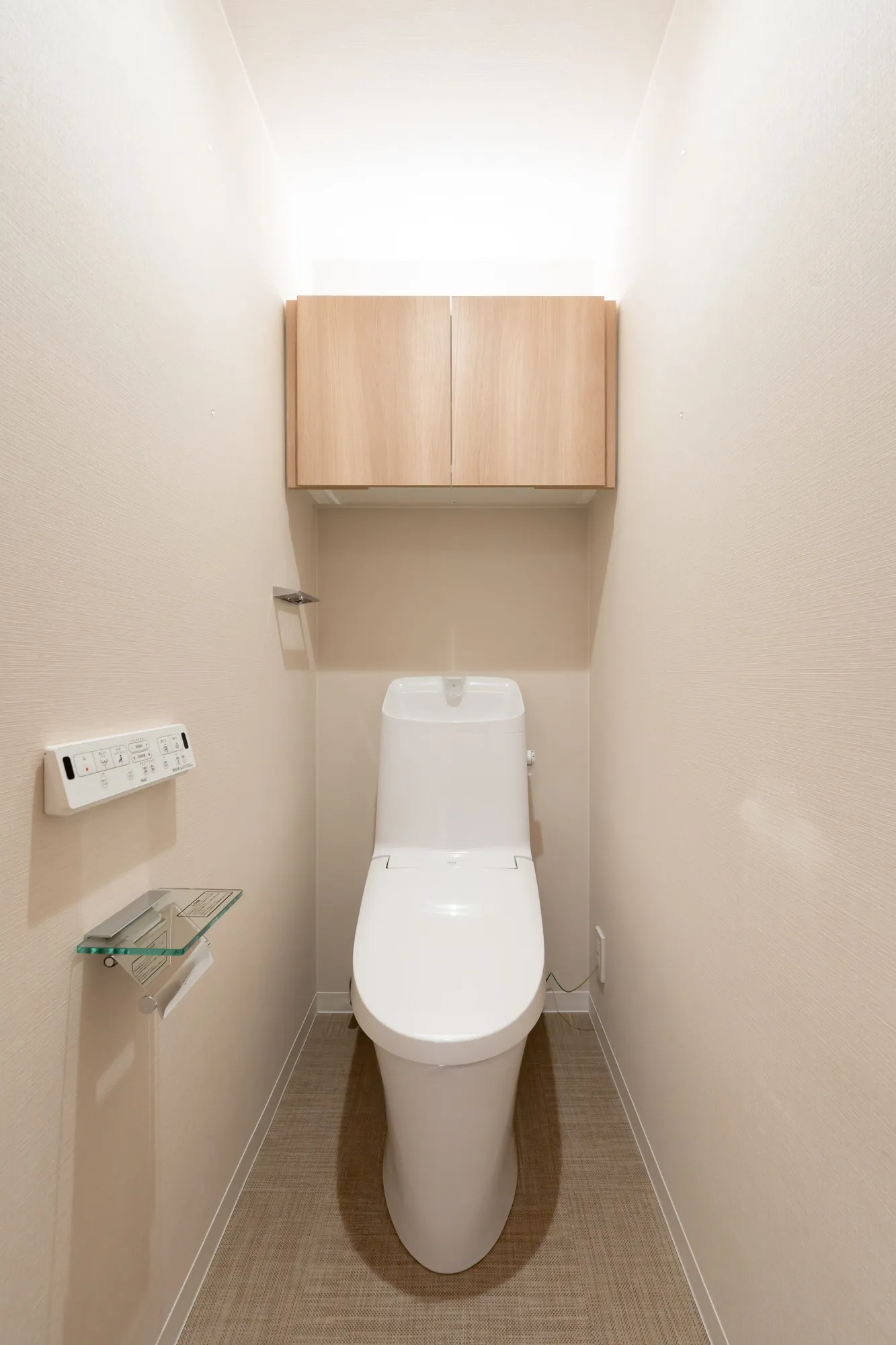 便器が中心のトイレ専用の室内写真