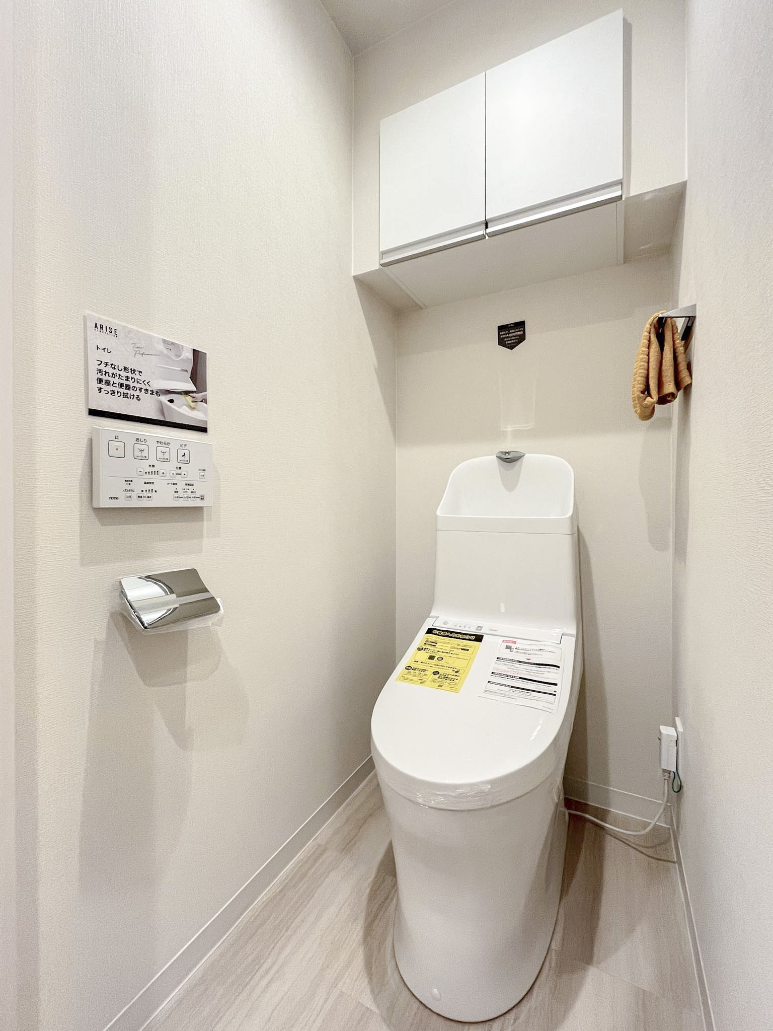 便器が主体のトイレ専用の室内写真