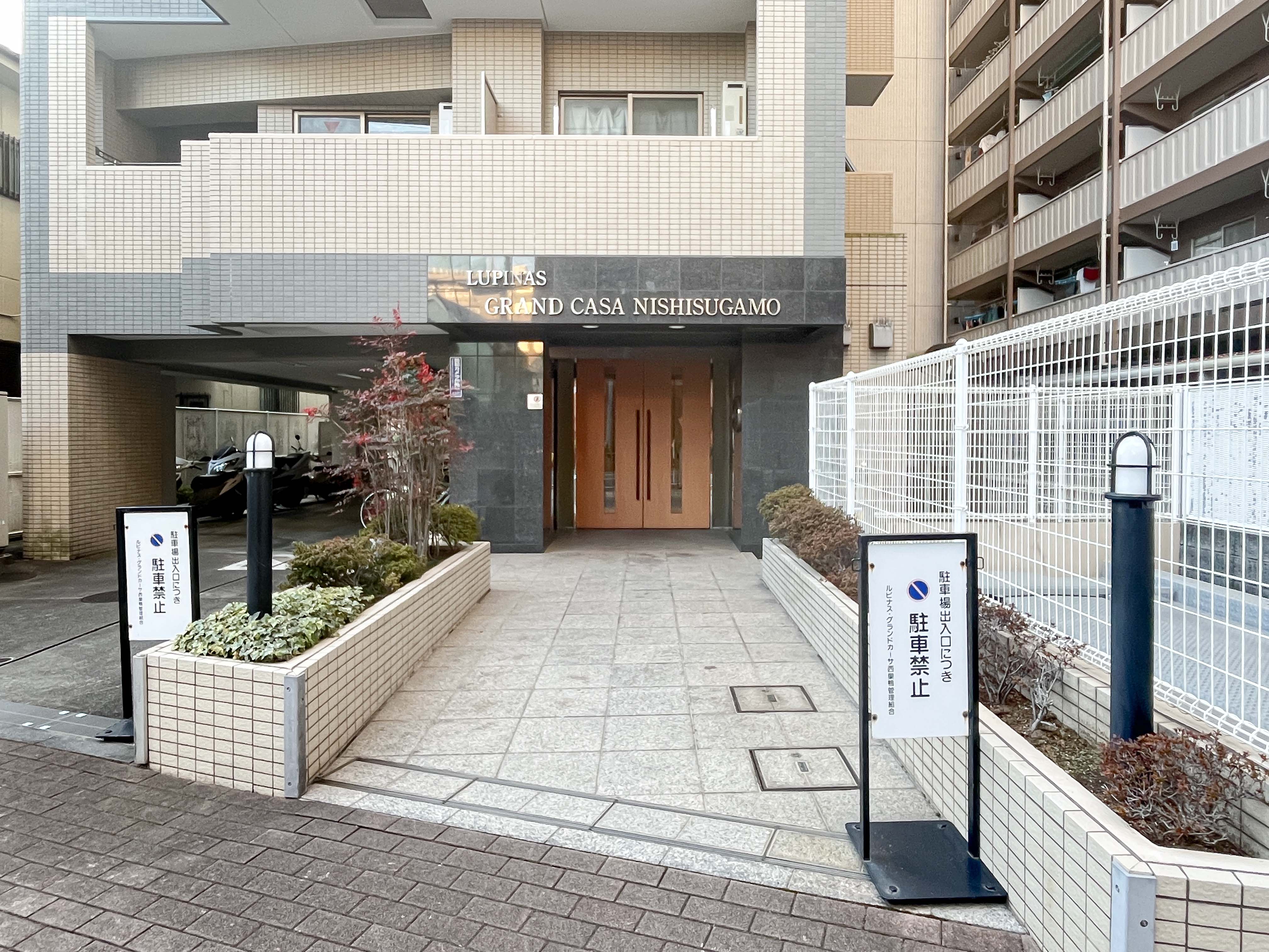建物の正面エントランスを含む外観が主体の画像