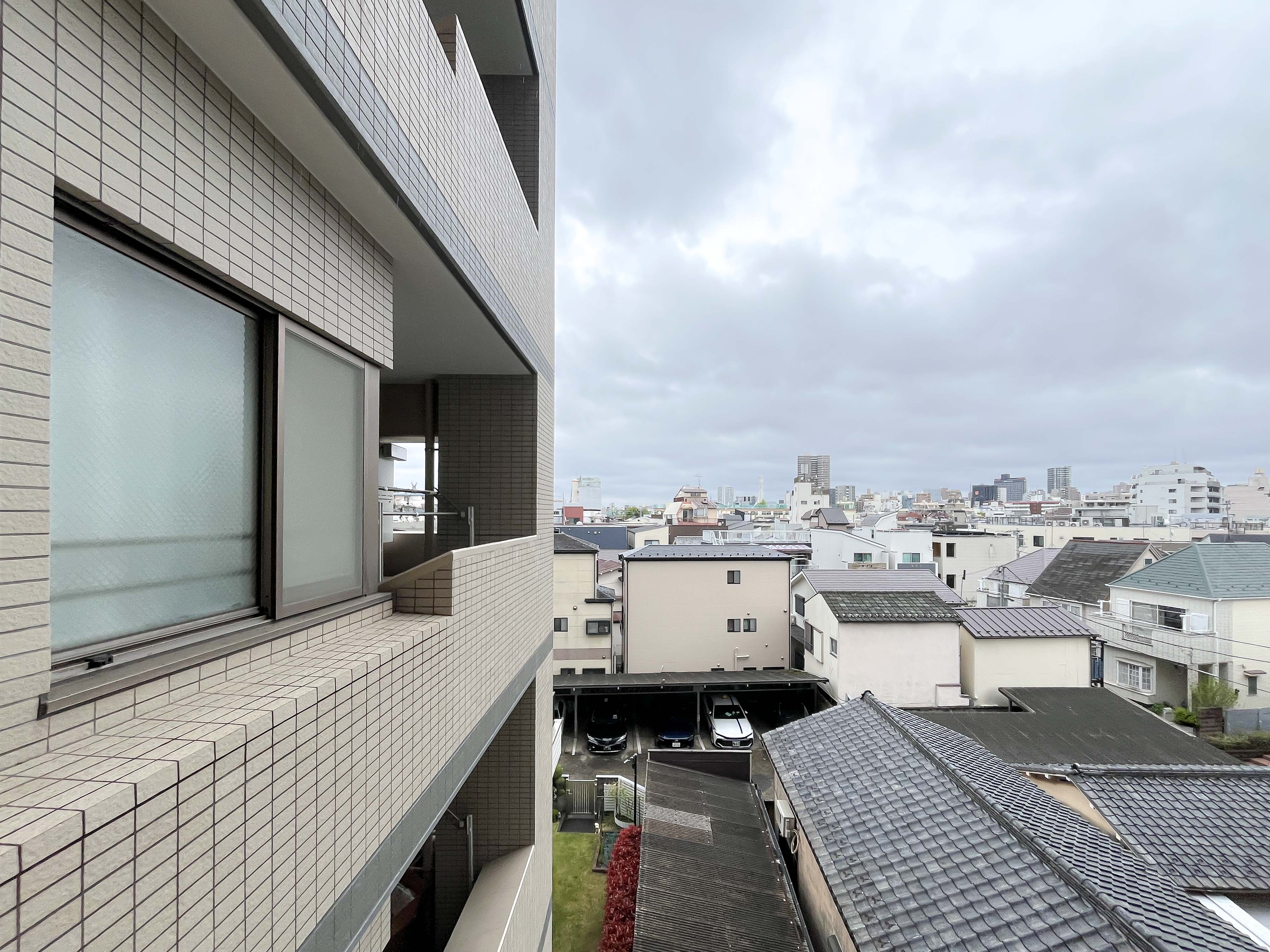 バルコニーからの都市景観が主体の眺望写真