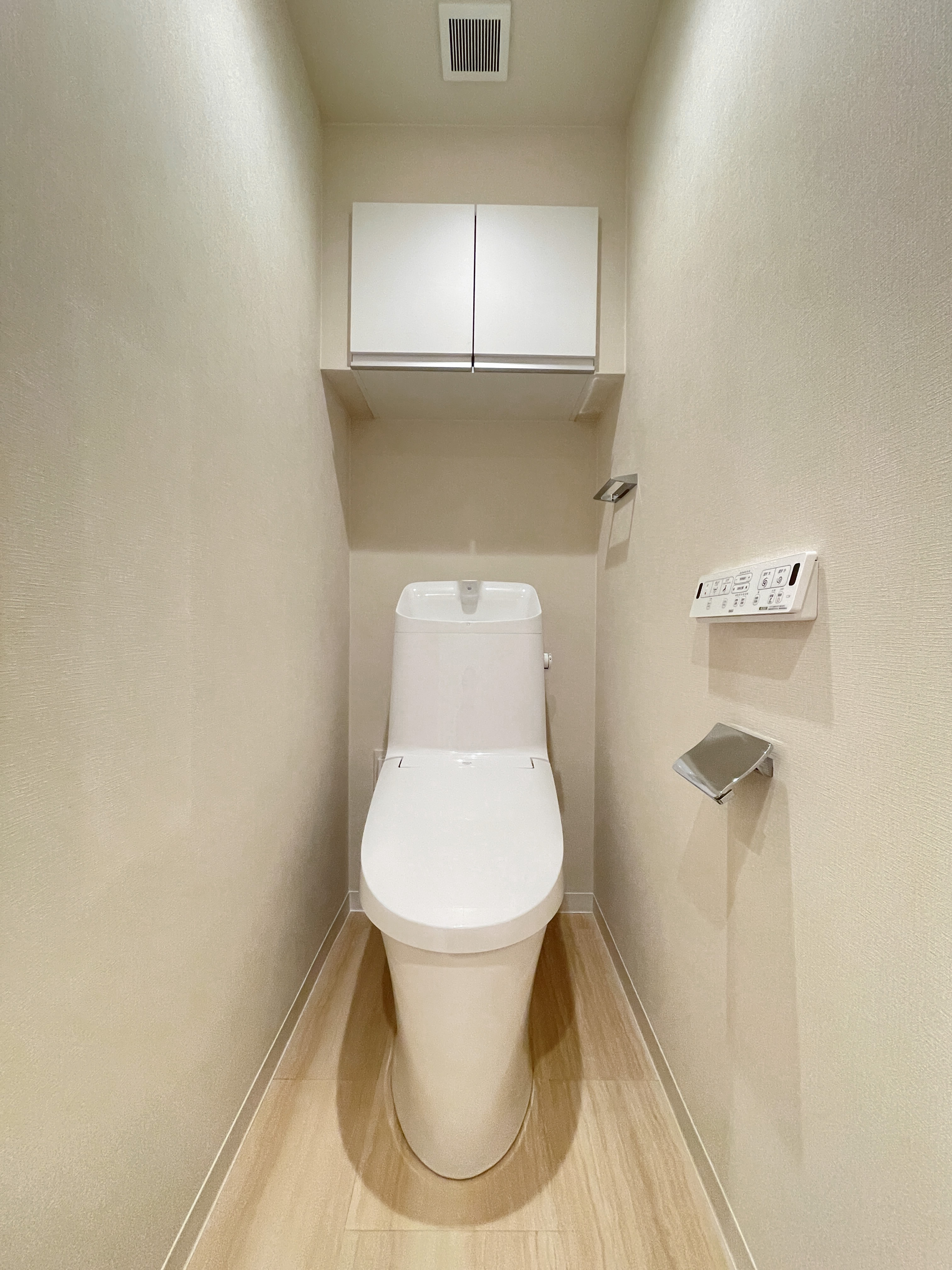 便器が主体のトイレ専用の室内写真