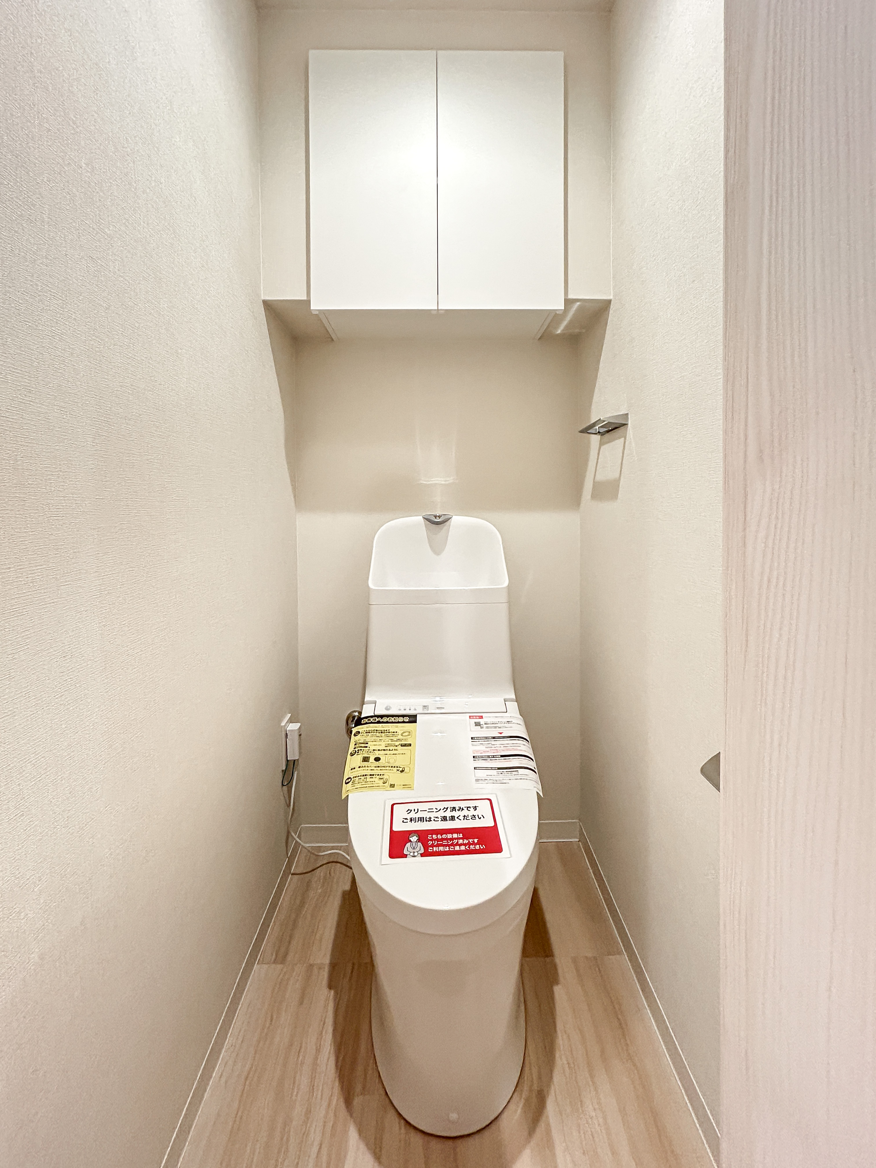 便器が主体のトイレ内部写真