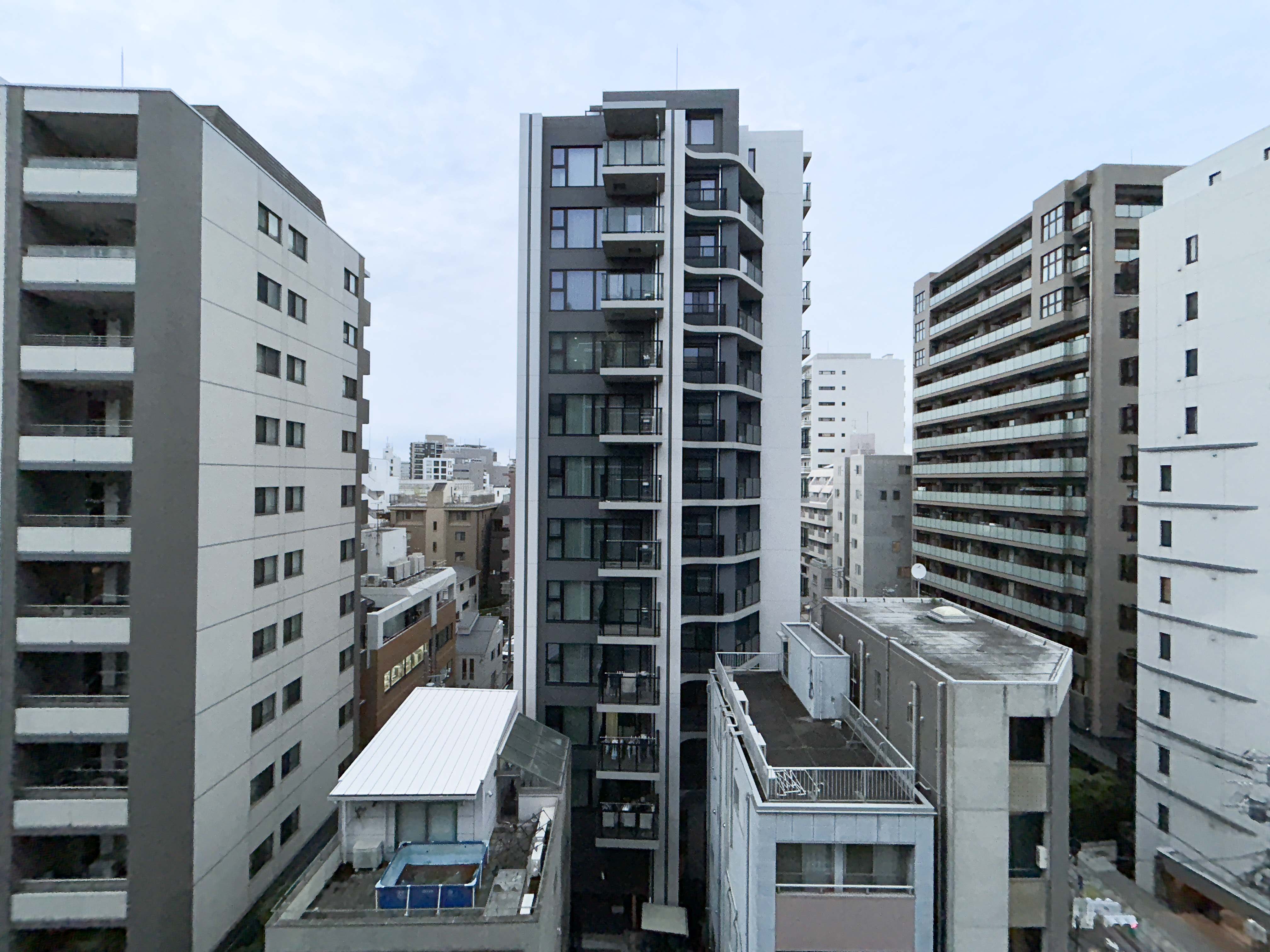 高層マンションの外観を捉えた画像