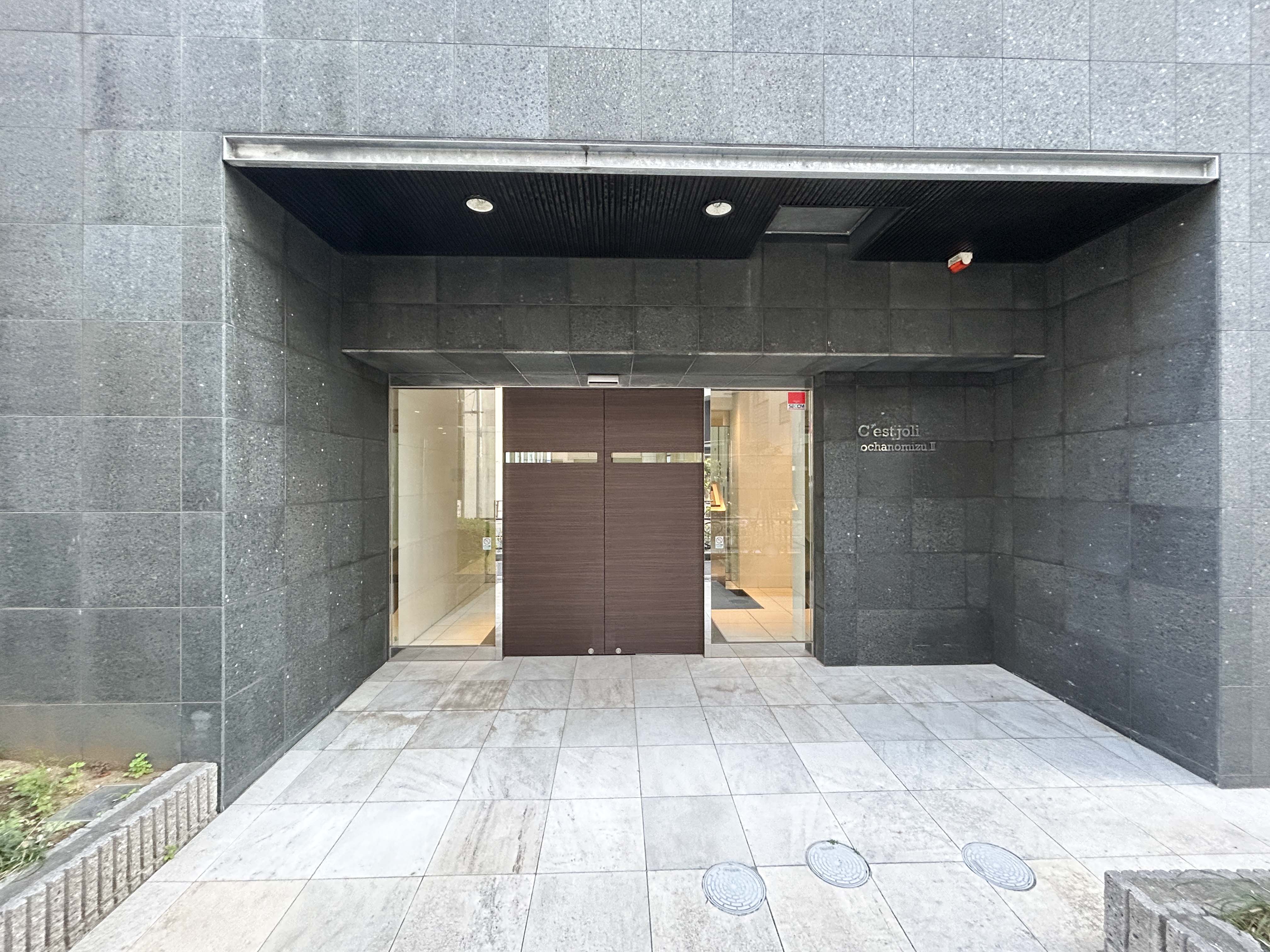 建物の玄関部分を捉えた外観写真