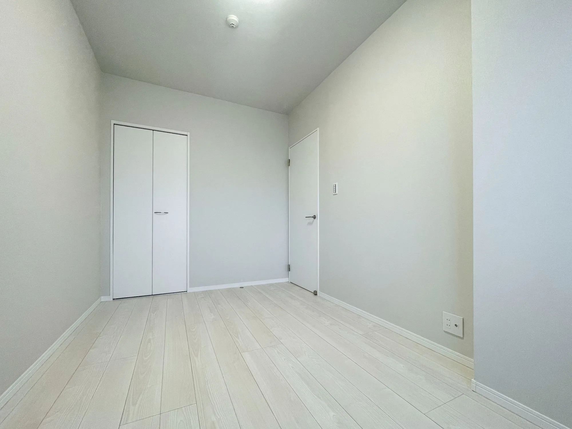 洋室の部屋全体を撮影した室内写真