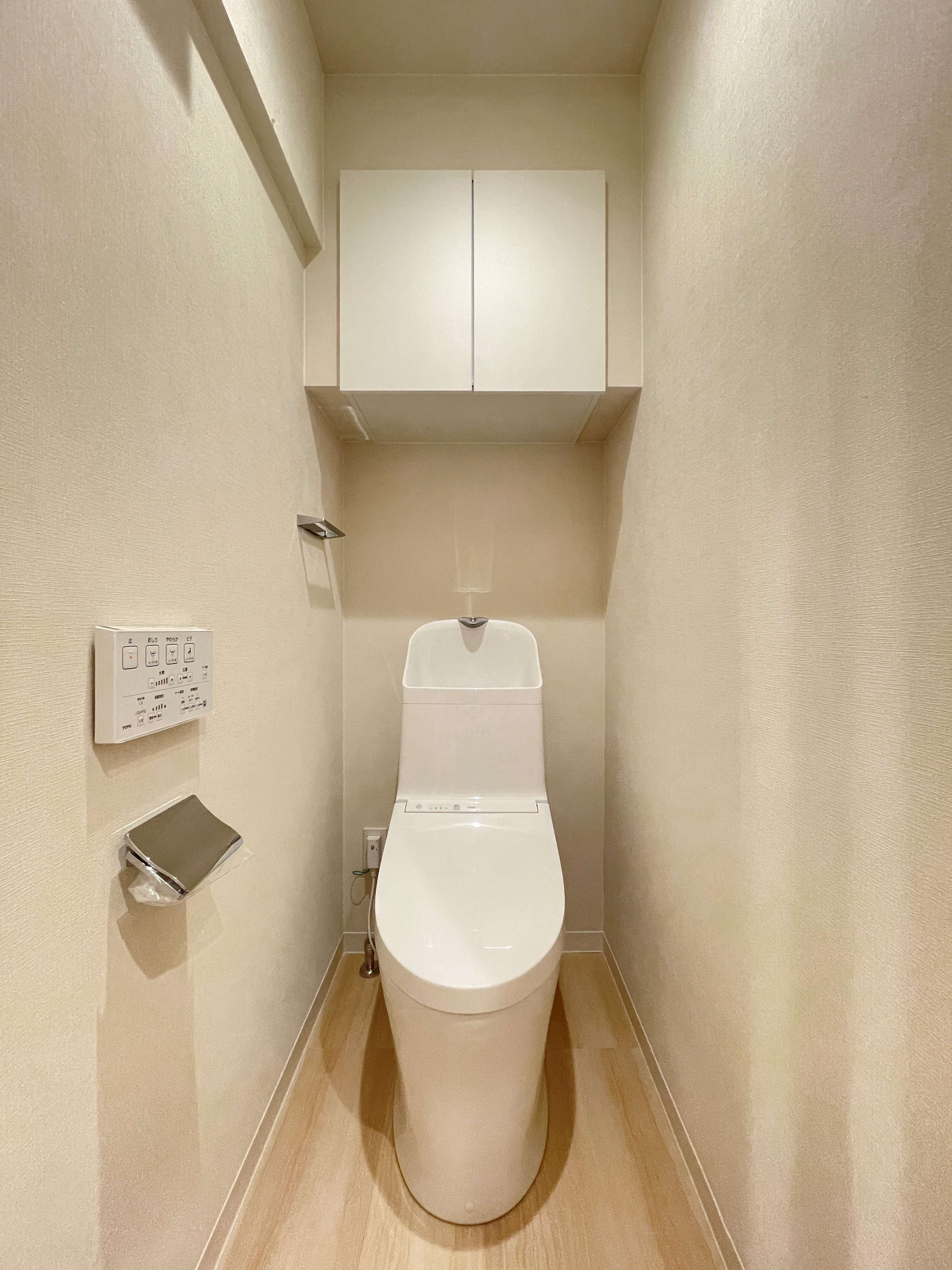 便器が中心に配置されたトイレの内部写真