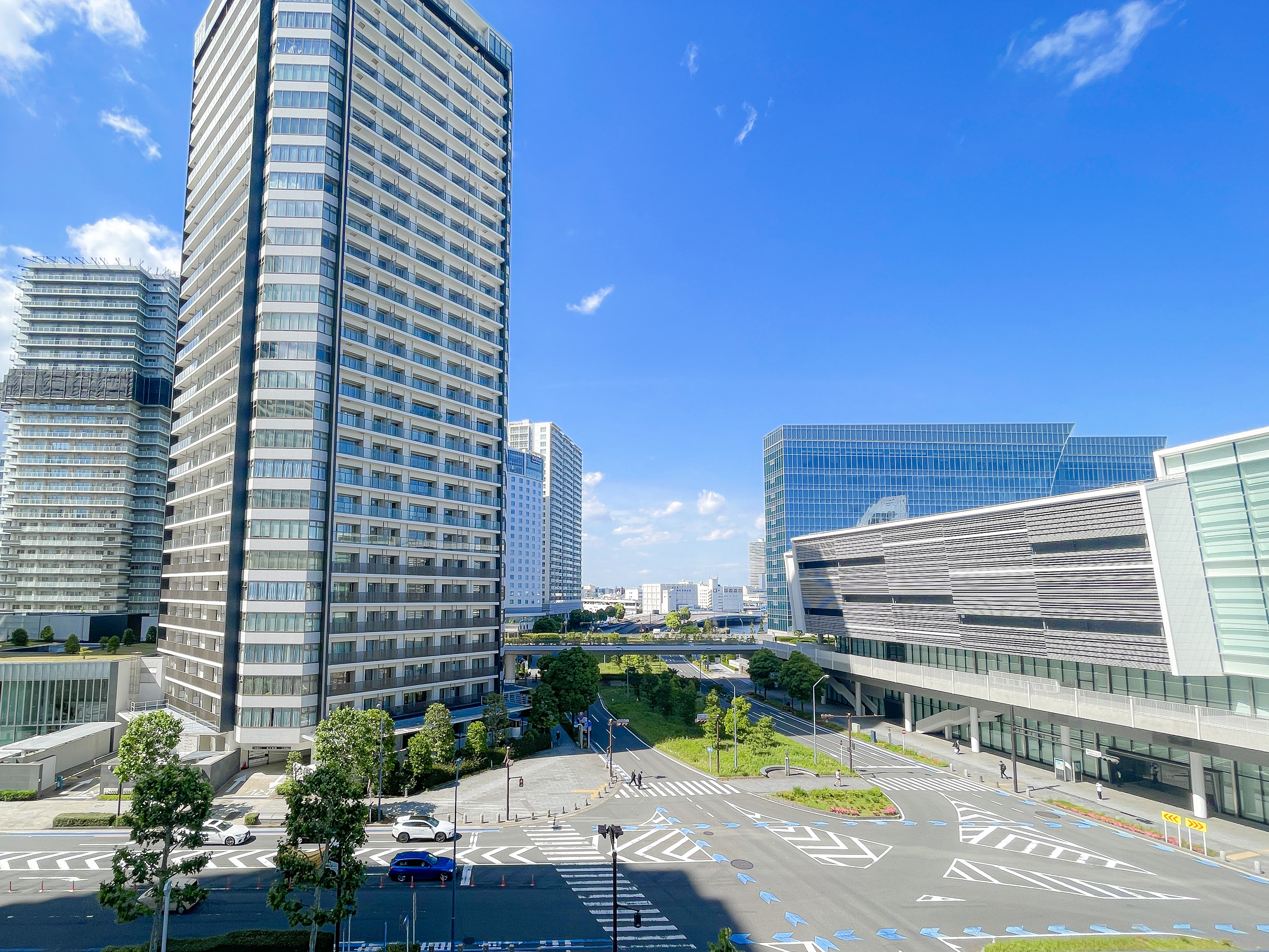 道路や建物の周辺施設を含む都市景観の写真