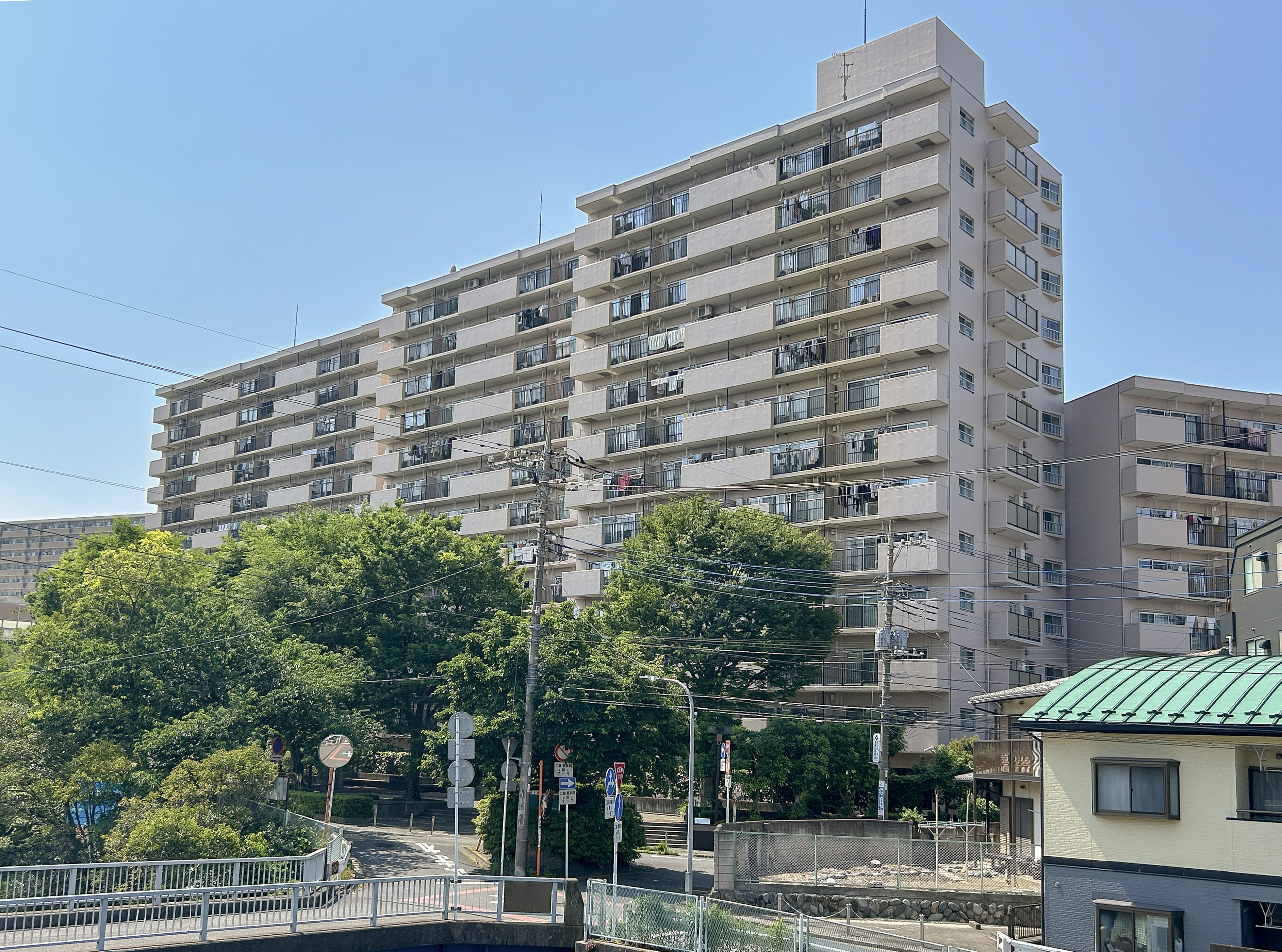 外観:高層マンションの外観を捉えた写真
